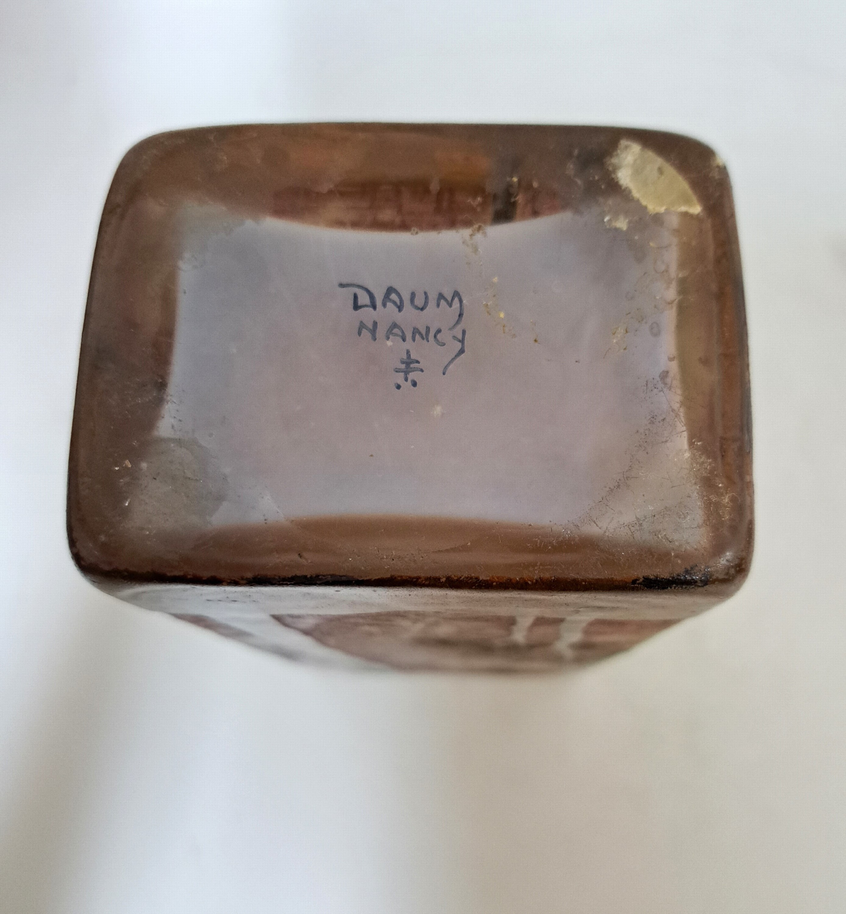Detail d: Große Vierkantvase, Daum Nancy, Anfang 20. Jh., farbloses Schichtglas mit opakem Innenüberfang, Emailmalerei, umlaufende Waldlandschaft, am Boden ...