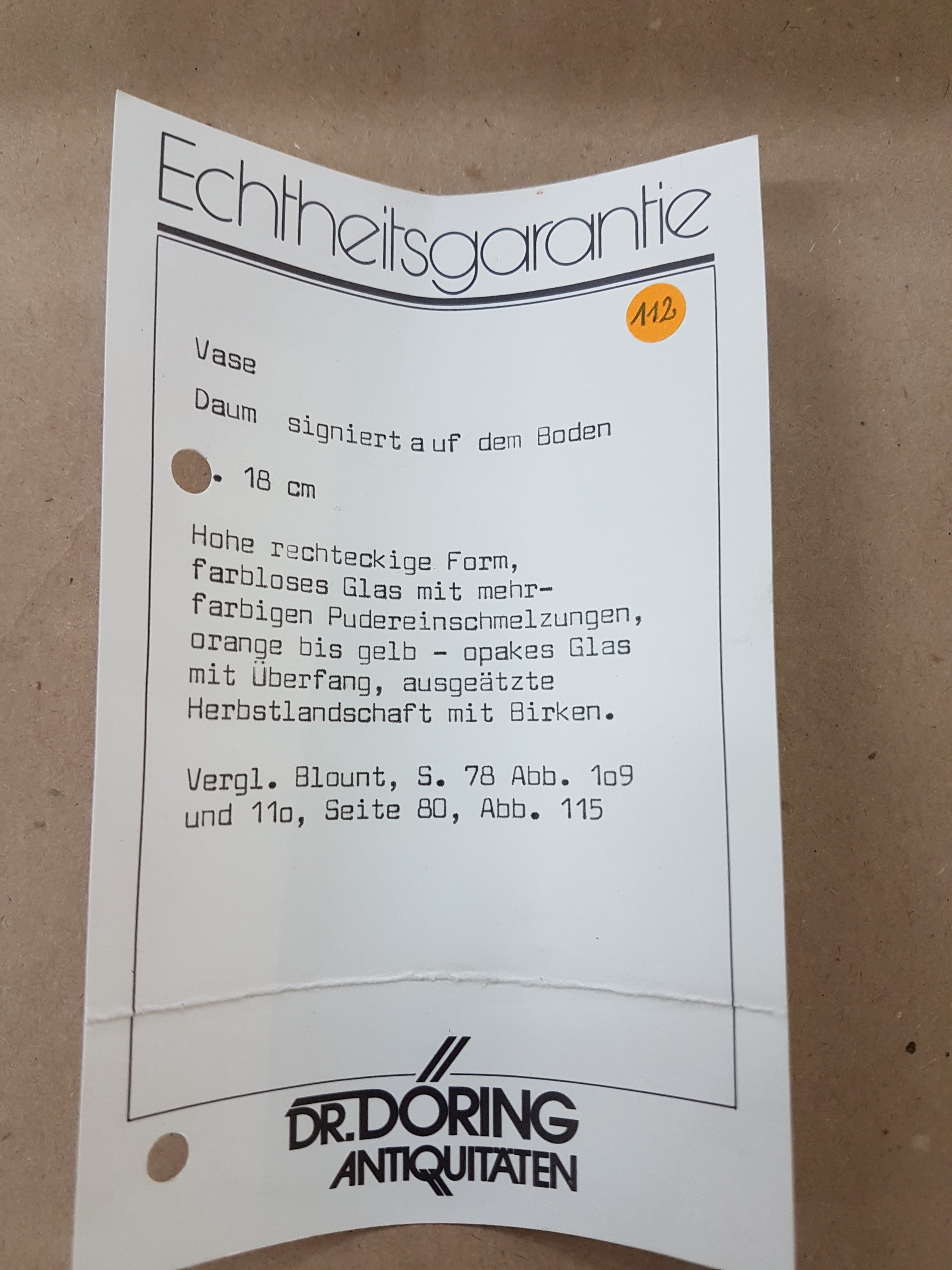 Detail e: Große Vierkantvase, Daum Nancy, Anfang 20. Jh., farbloses Schichtglas mit opakem Innenüberfang, Emailmalerei, umlaufende Waldlandschaft, am Boden ...