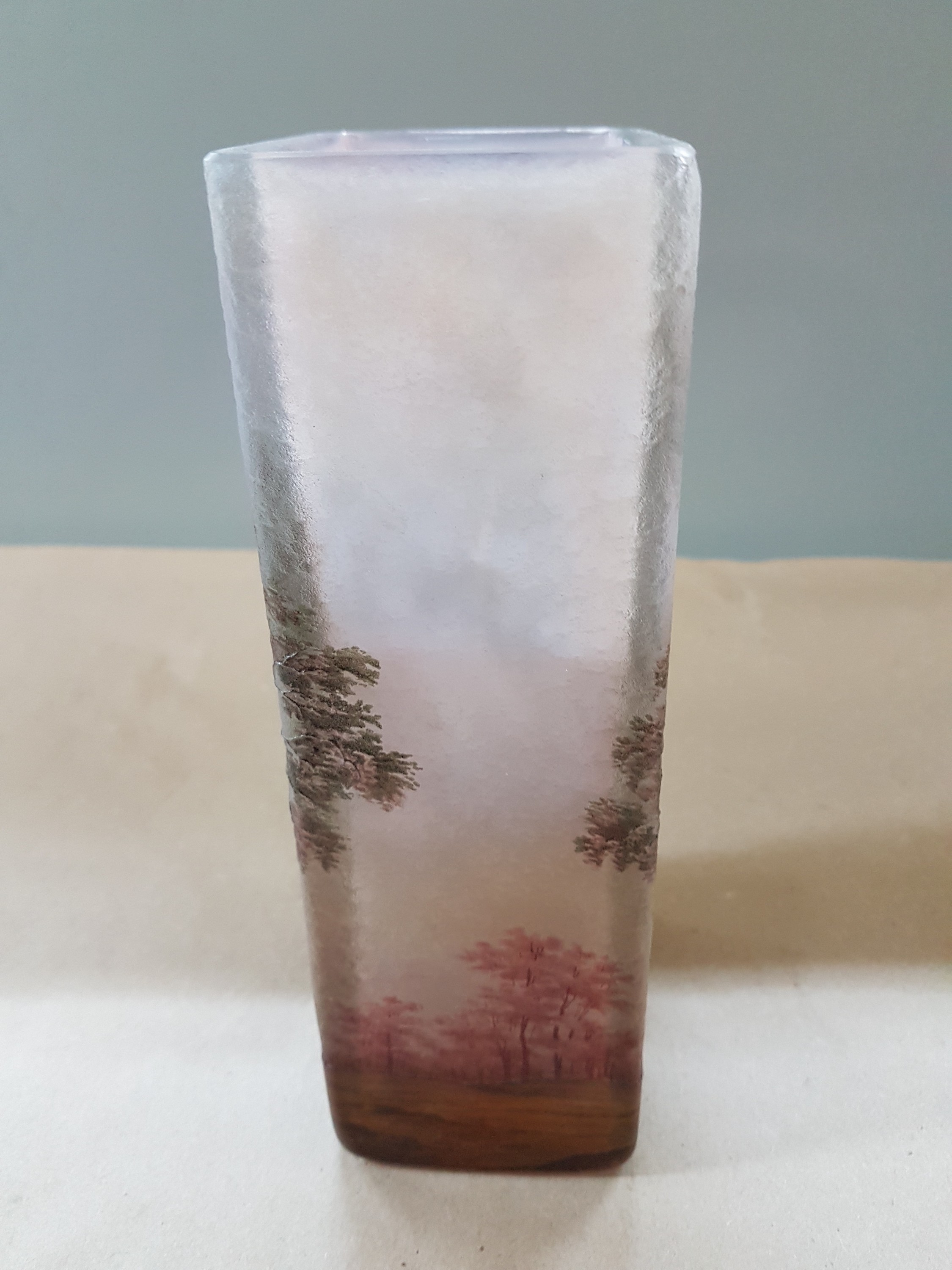 Detail f: Große Vierkantvase, Daum Nancy, Anfang 20. Jh., farbloses Schichtglas mit opakem Innenüberfang, Emailmalerei, umlaufende Waldlandschaft, am Boden ...
