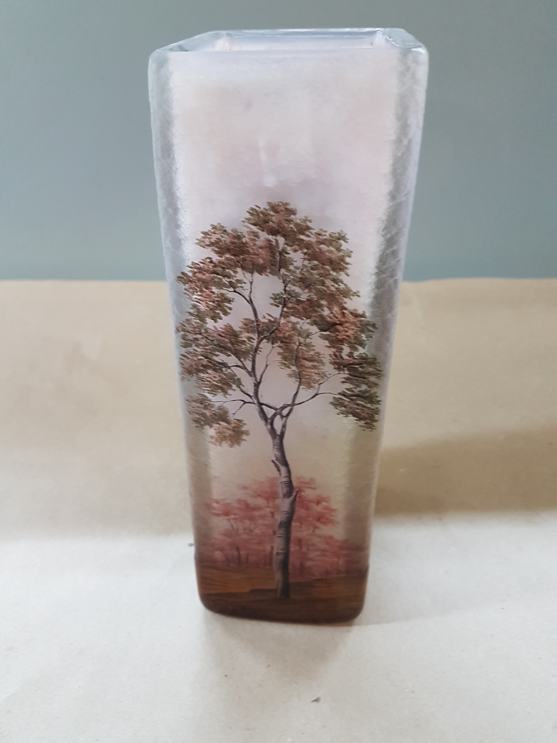 Detail h: Große Vierkantvase, Daum Nancy, Anfang 20. Jh., farbloses Schichtglas mit opakem Innenüberfang, Emailmalerei, umlaufende Waldlandschaft, am Boden ...