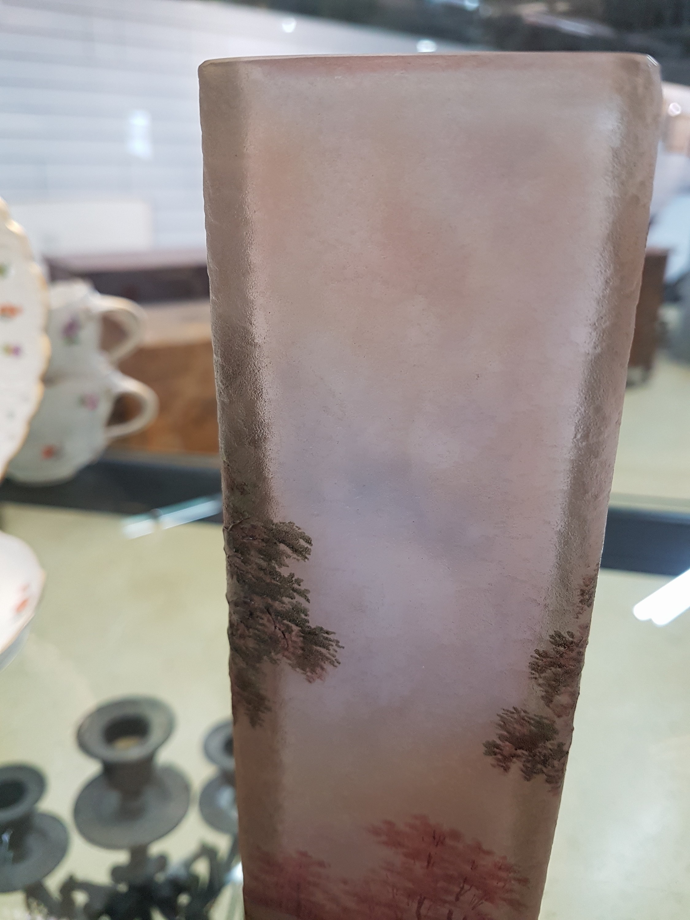 Detail i: Große Vierkantvase, Daum Nancy, Anfang 20. Jh., farbloses Schichtglas mit opakem Innenüberfang, Emailmalerei, umlaufende Waldlandschaft, am Boden ...