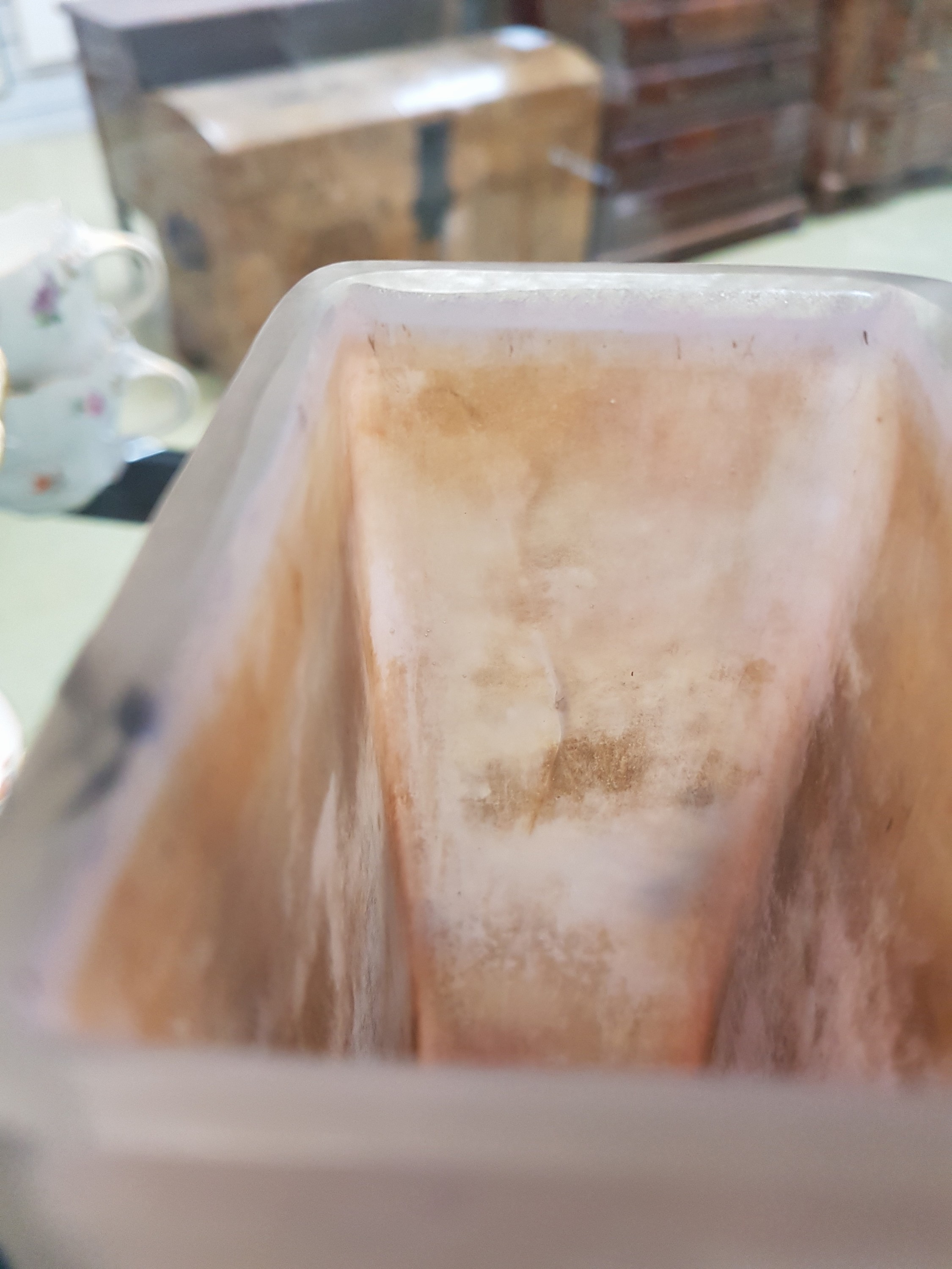 Detail j: Große Vierkantvase, Daum Nancy, Anfang 20. Jh., farbloses Schichtglas mit opakem Innenüberfang, Emailmalerei, umlaufende Waldlandschaft, am Boden ...