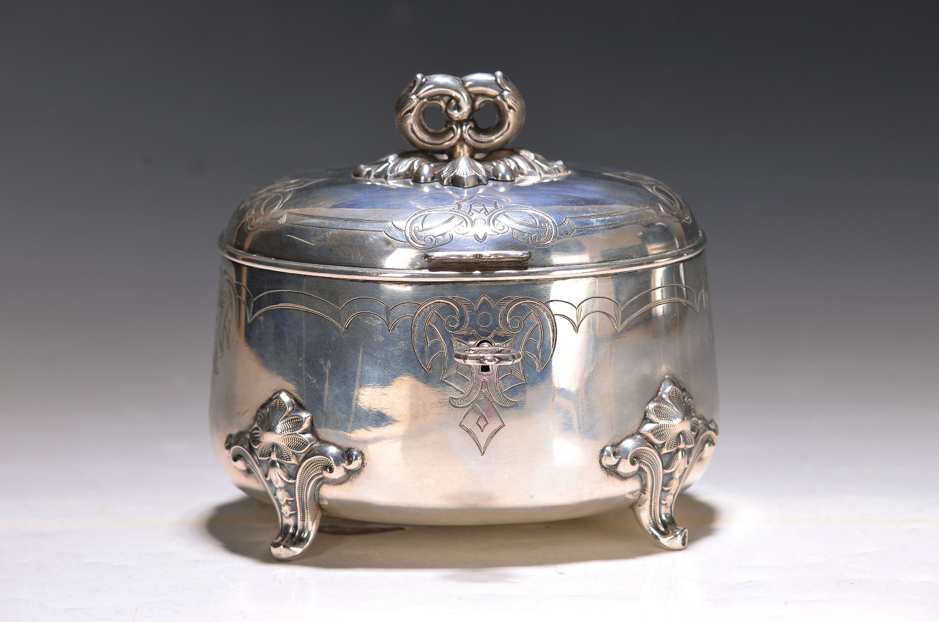 Deckeldose/Zuckerdose, deutsch, um 1840, 750er Silber, gravierter Dekor auf Wandung und Deckel, vier geschweifte Füße, Schlüssel und Schloß, ca. ...