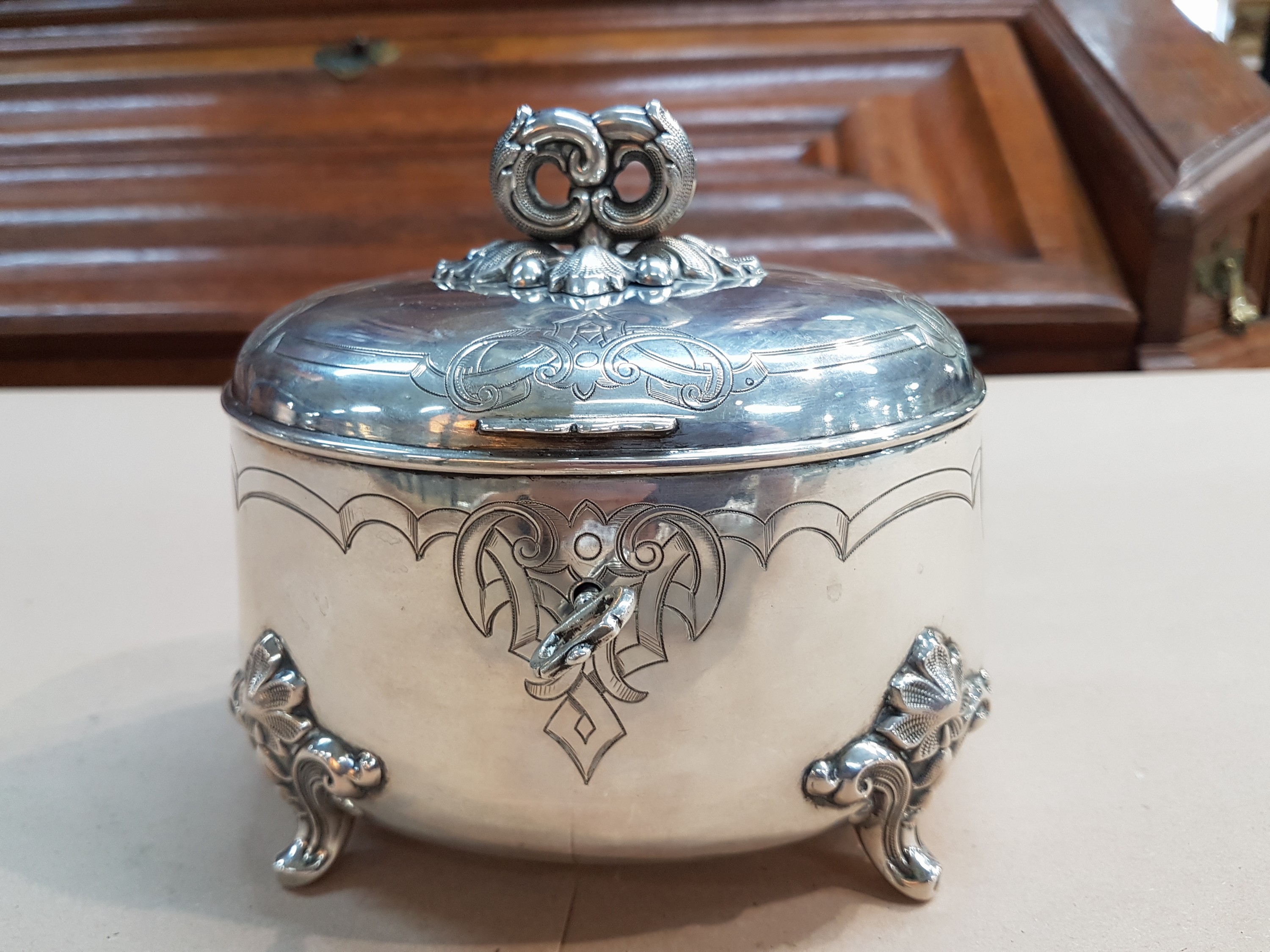 Detail a: Deckeldose/Zuckerdose, deutsch, um 1840, 750er Silber, gravierter Dekor auf Wandung und Deckel, vier geschweifte Füße, Schlüssel und Schloß, ca. ...