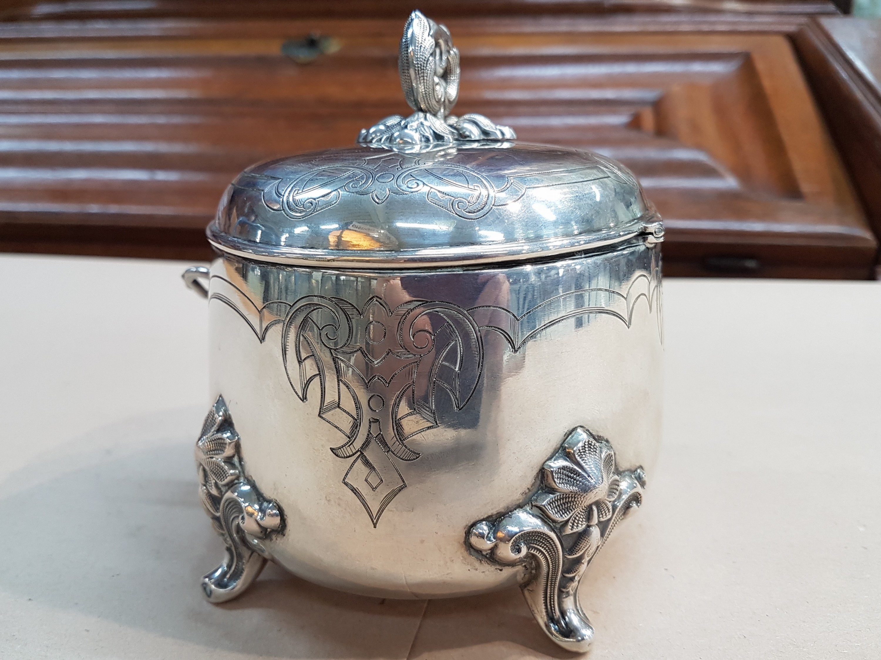 Detail b: Deckeldose/Zuckerdose, deutsch, um 1840, 750er Silber, gravierter Dekor auf Wandung und Deckel, vier geschweifte Füße, Schlüssel und Schloß, ca. ...