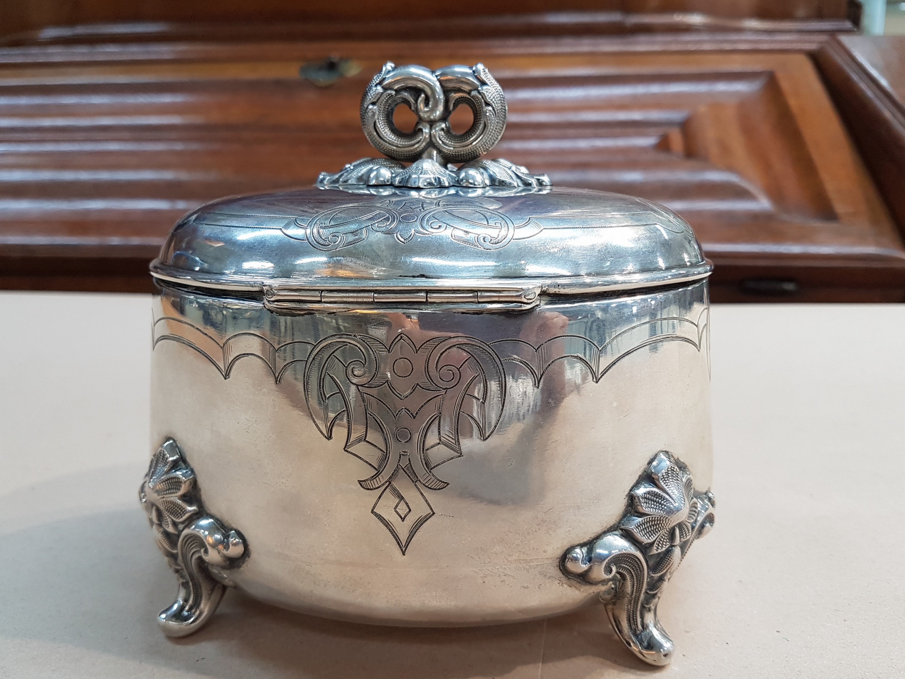 Detail c: Deckeldose/Zuckerdose, deutsch, um 1840, 750er Silber, gravierter Dekor auf Wandung und Deckel, vier geschweifte Füße, Schlüssel und Schloß, ca. ...