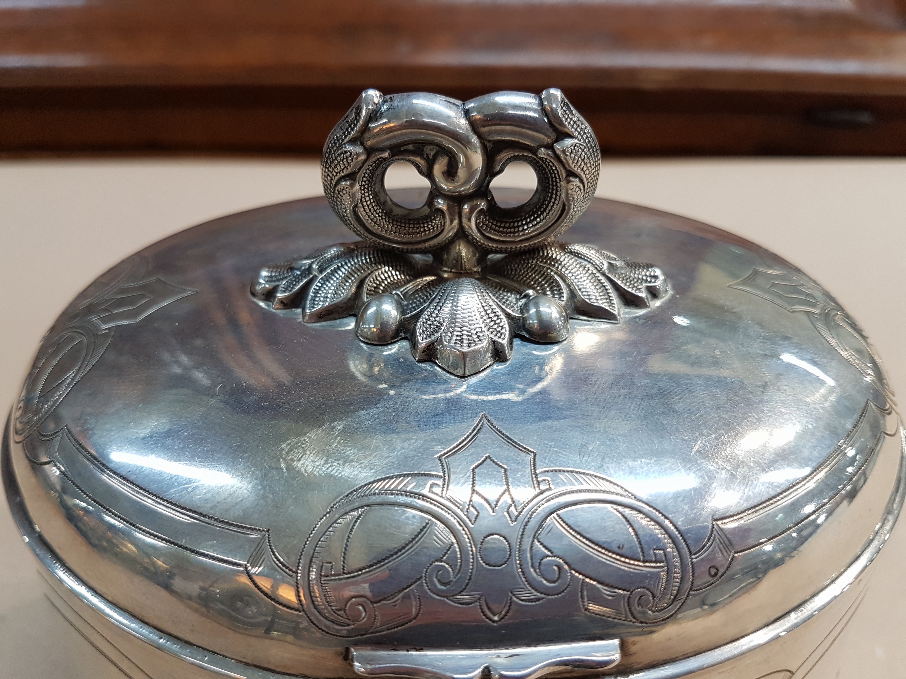 Detail e: Deckeldose/Zuckerdose, deutsch, um 1840, 750er Silber, gravierter Dekor auf Wandung und Deckel, vier geschweifte Füße, Schlüssel und Schloß, ca. ...
