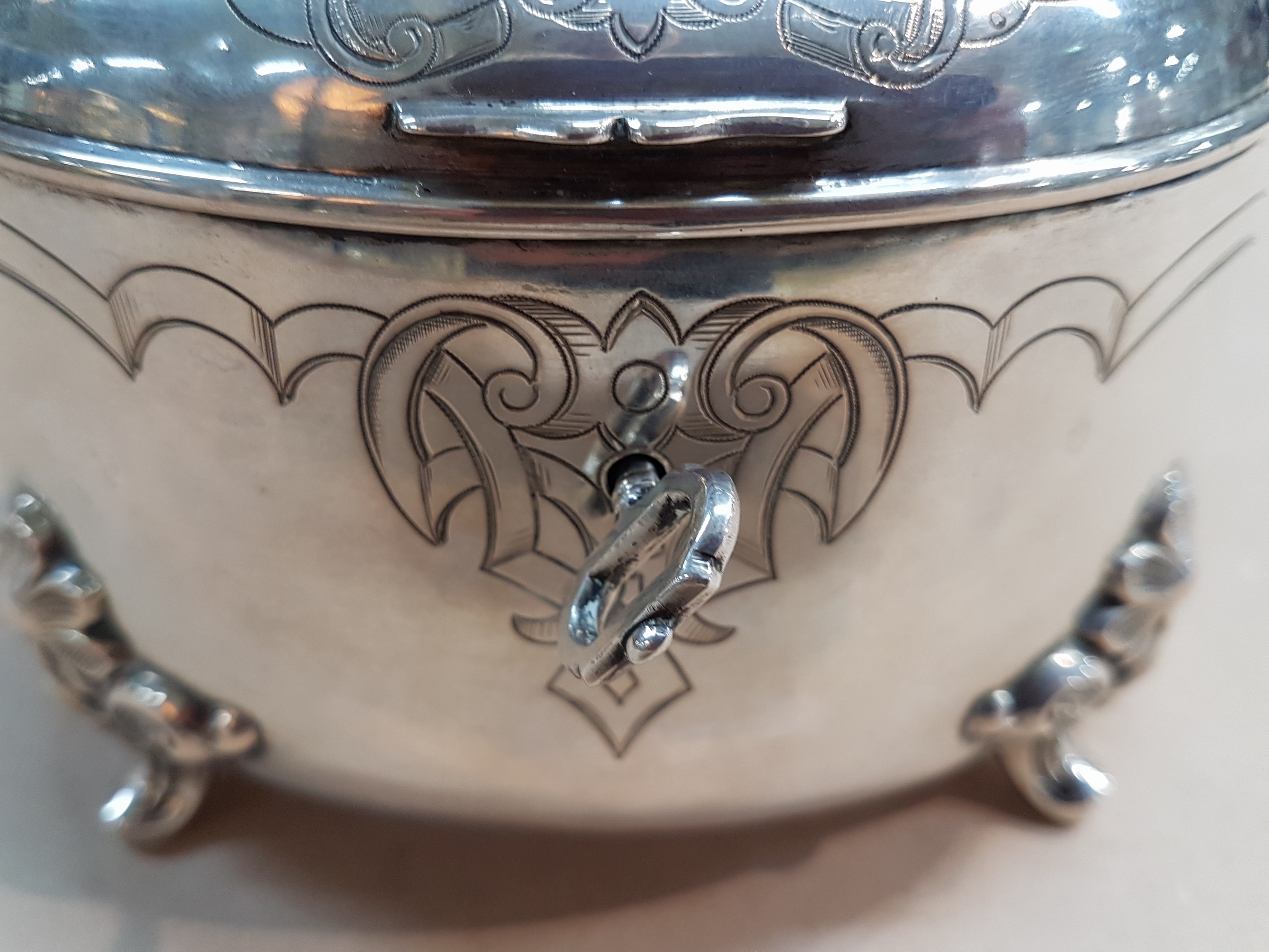Detail f: Deckeldose/Zuckerdose, deutsch, um 1840, 750er Silber, gravierter Dekor auf Wandung und Deckel, vier geschweifte Füße, Schlüssel und Schloß, ca. ...