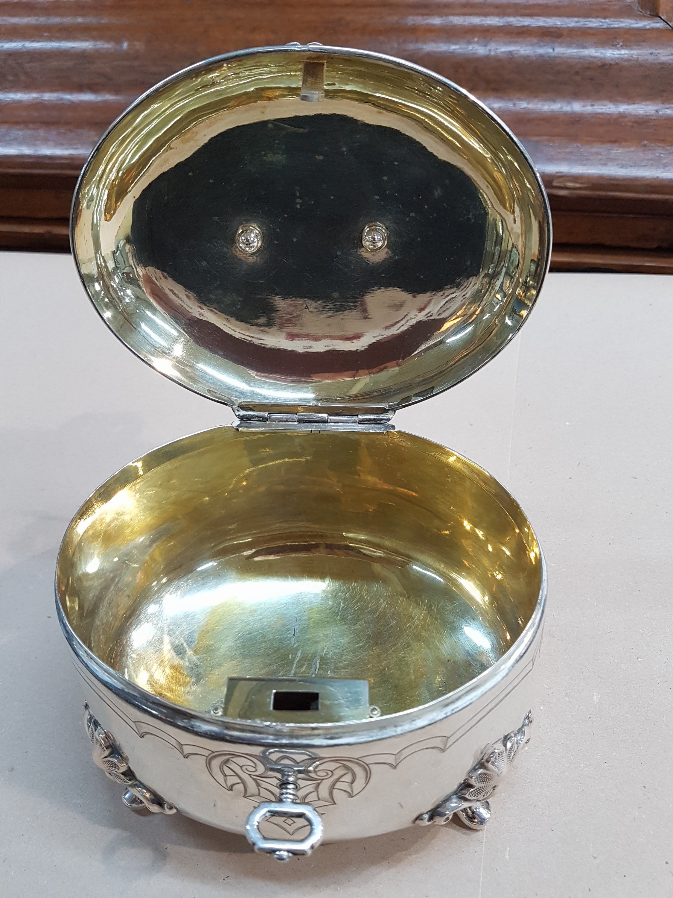 Detail g: Deckeldose/Zuckerdose, deutsch, um 1840, 750er Silber, gravierter Dekor auf Wandung und Deckel, vier geschweifte Füße, Schlüssel und Schloß, ca. ...