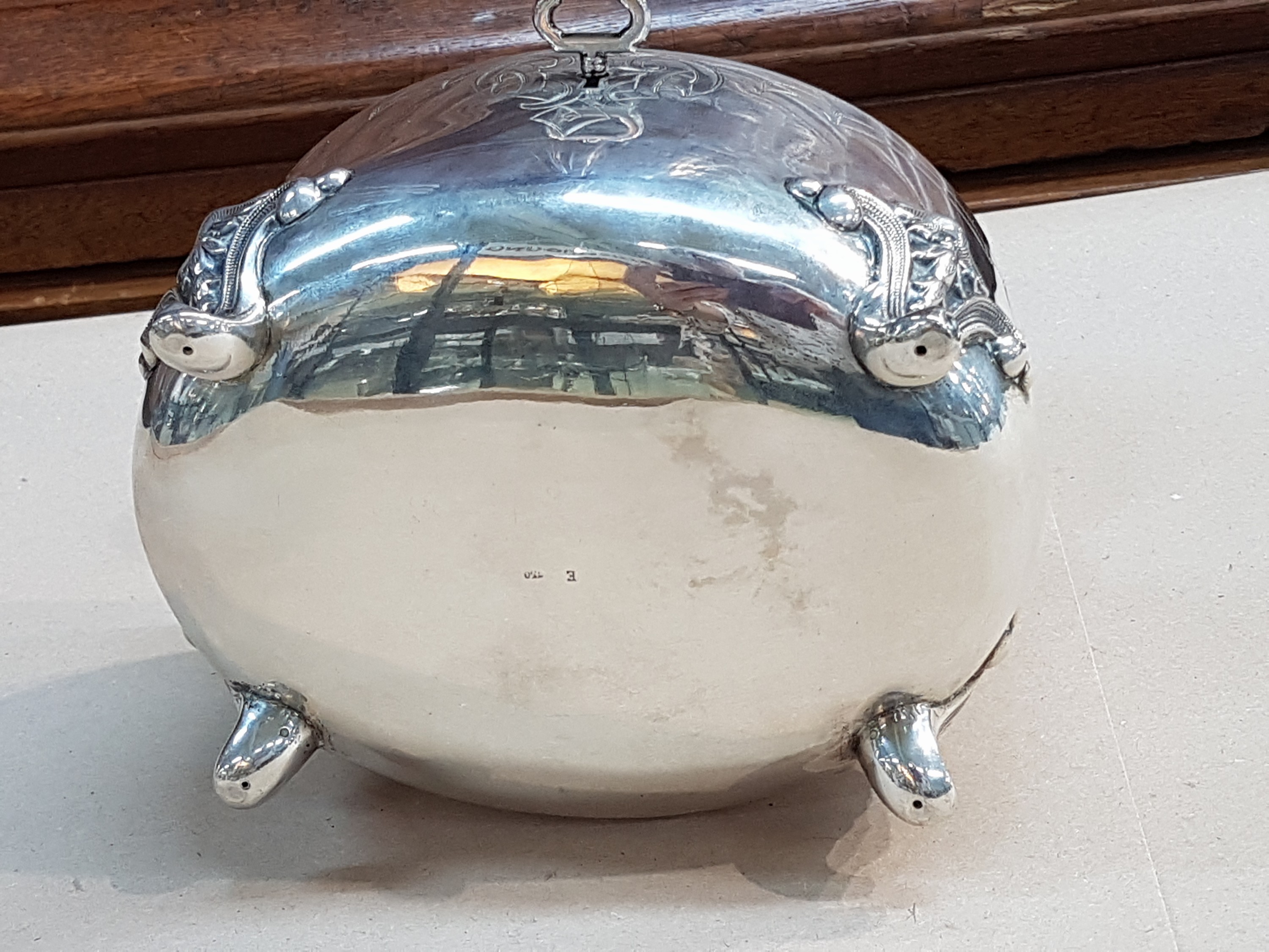 Detail h: Deckeldose/Zuckerdose, deutsch, um 1840, 750er Silber, gravierter Dekor auf Wandung und Deckel, vier geschweifte Füße, Schlüssel und Schloß, ca. ...
