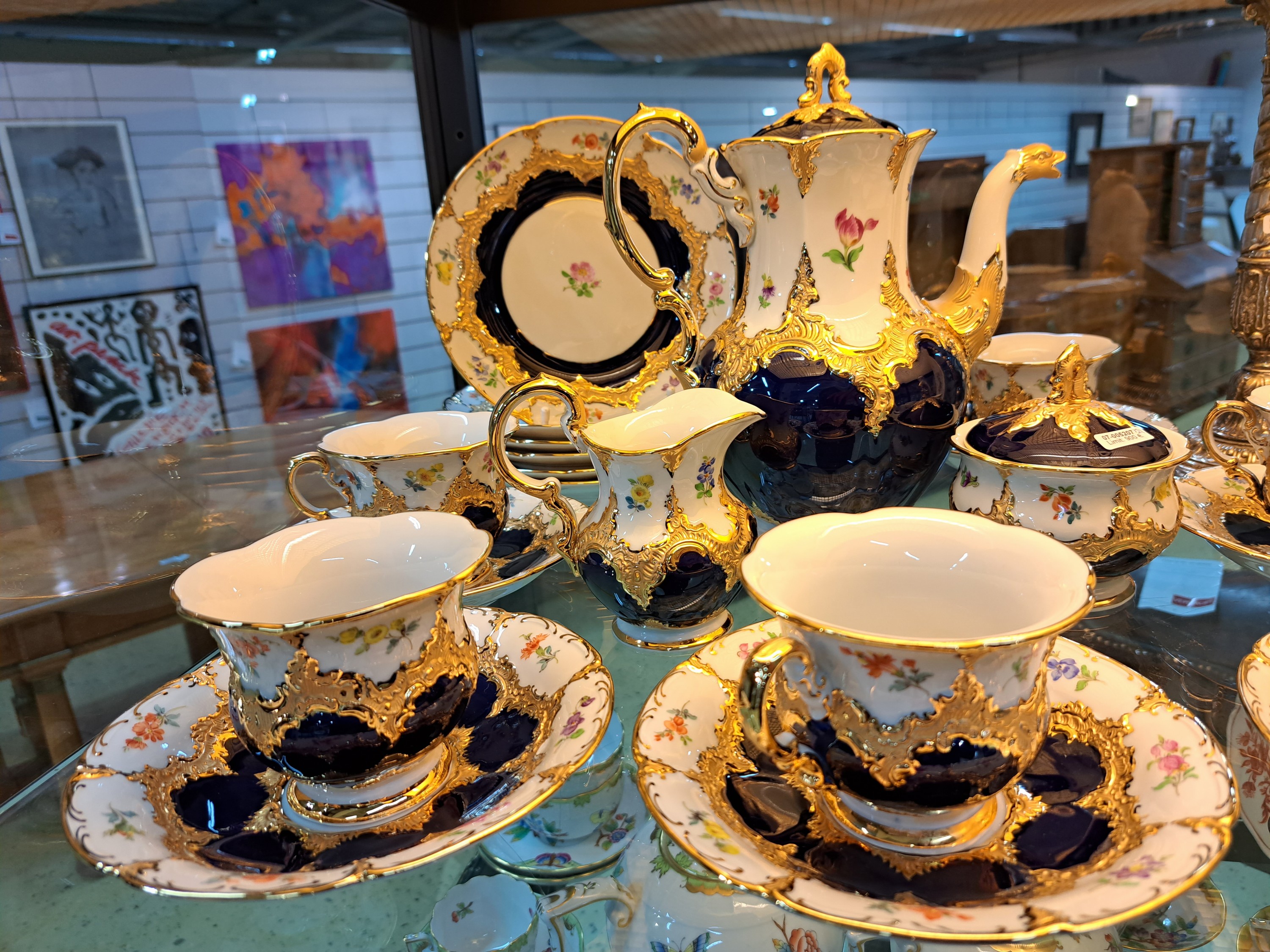 Detail c: Kaffeeservice für 6 Personen, Meissen, 20. Jh., 2. Wahl, B-Form, mit matt- und glanz- vergoldetem Relief, partiell kobaltblau, feine bunte Malerei ...