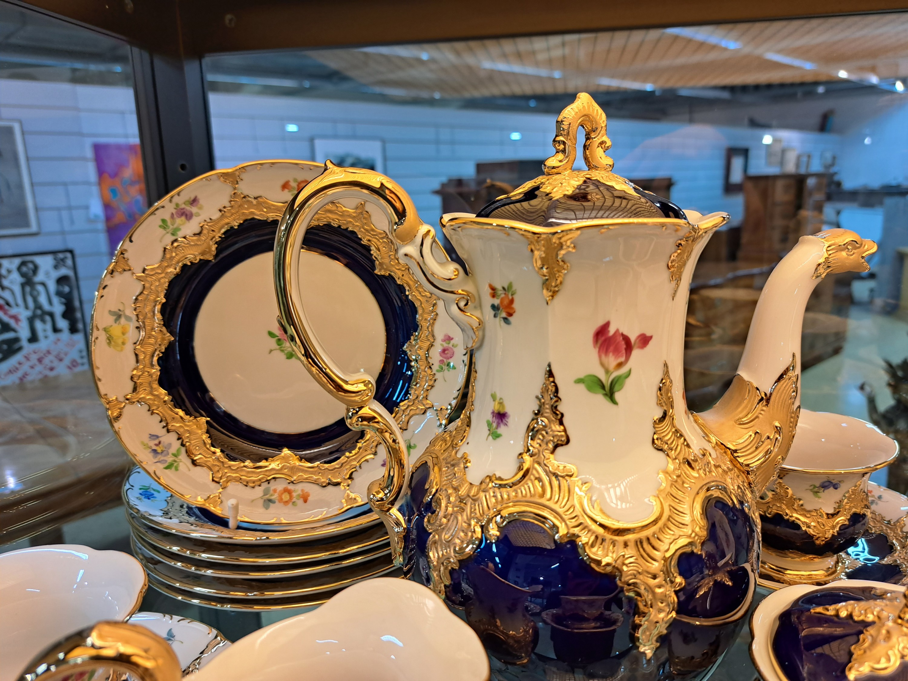 Detail d: Kaffeeservice für 6 Personen, Meissen, 20. Jh., 2. Wahl, B-Form, mit matt- und glanz- vergoldetem Relief, partiell kobaltblau, feine bunte Malerei ...