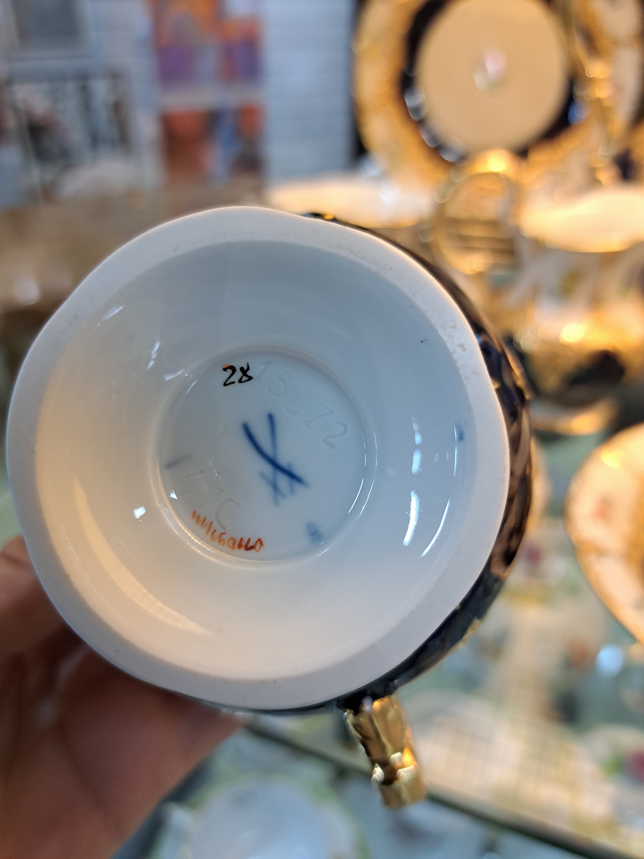 Detail f: Kaffeeservice für 6 Personen, Meissen, 20. Jh., 2. Wahl, B-Form, mit matt- und glanz- vergoldetem Relief, partiell kobaltblau, feine bunte Malerei ...