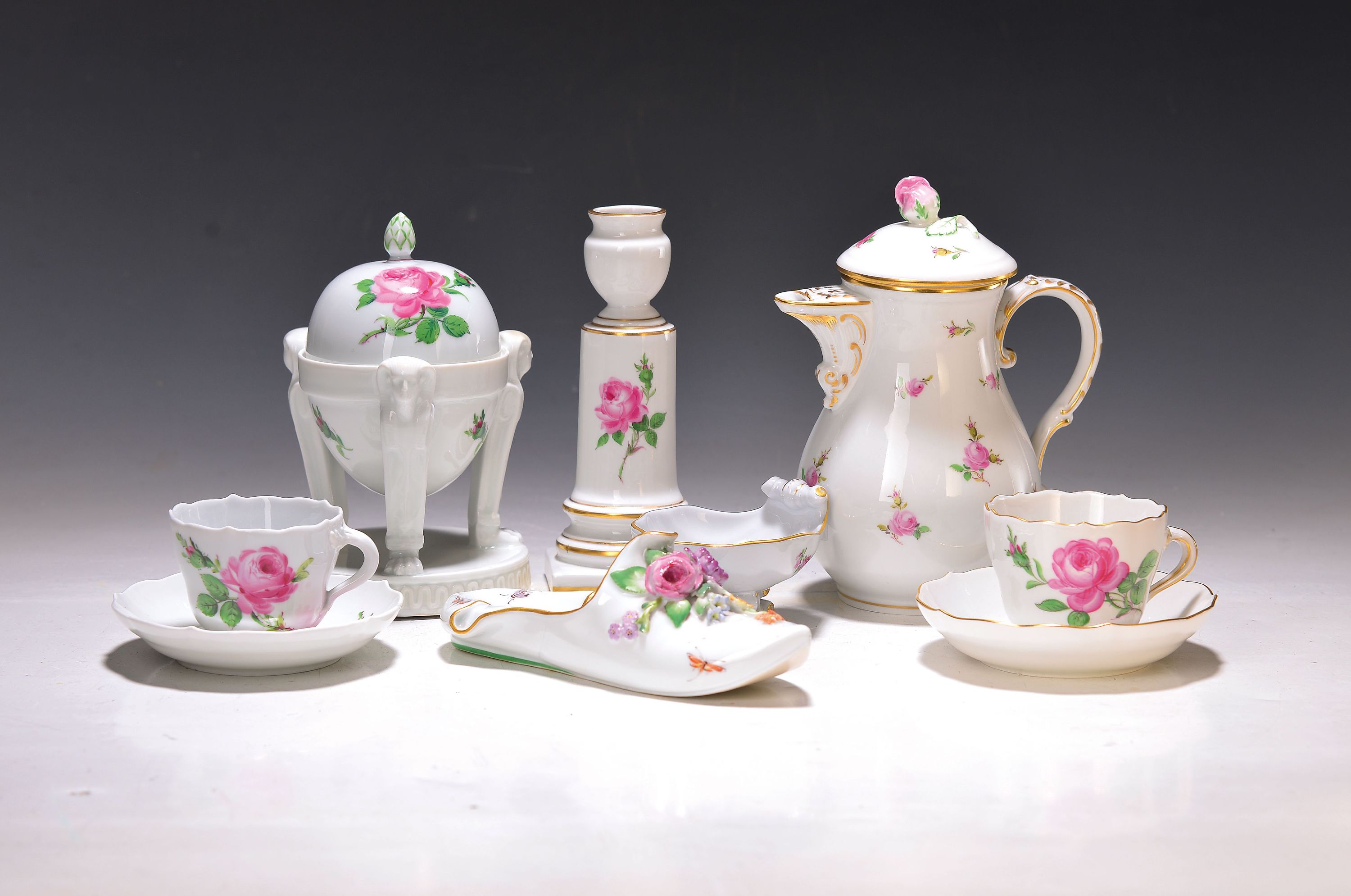 7 Geschirr-/Zierteile, Meissen, 19./20. Jh., u.a. Mokkakanne, gestreute Röschen, Deckelrose min. best., H. ca. 17cm; Porzellanschuh mit applizierten ...