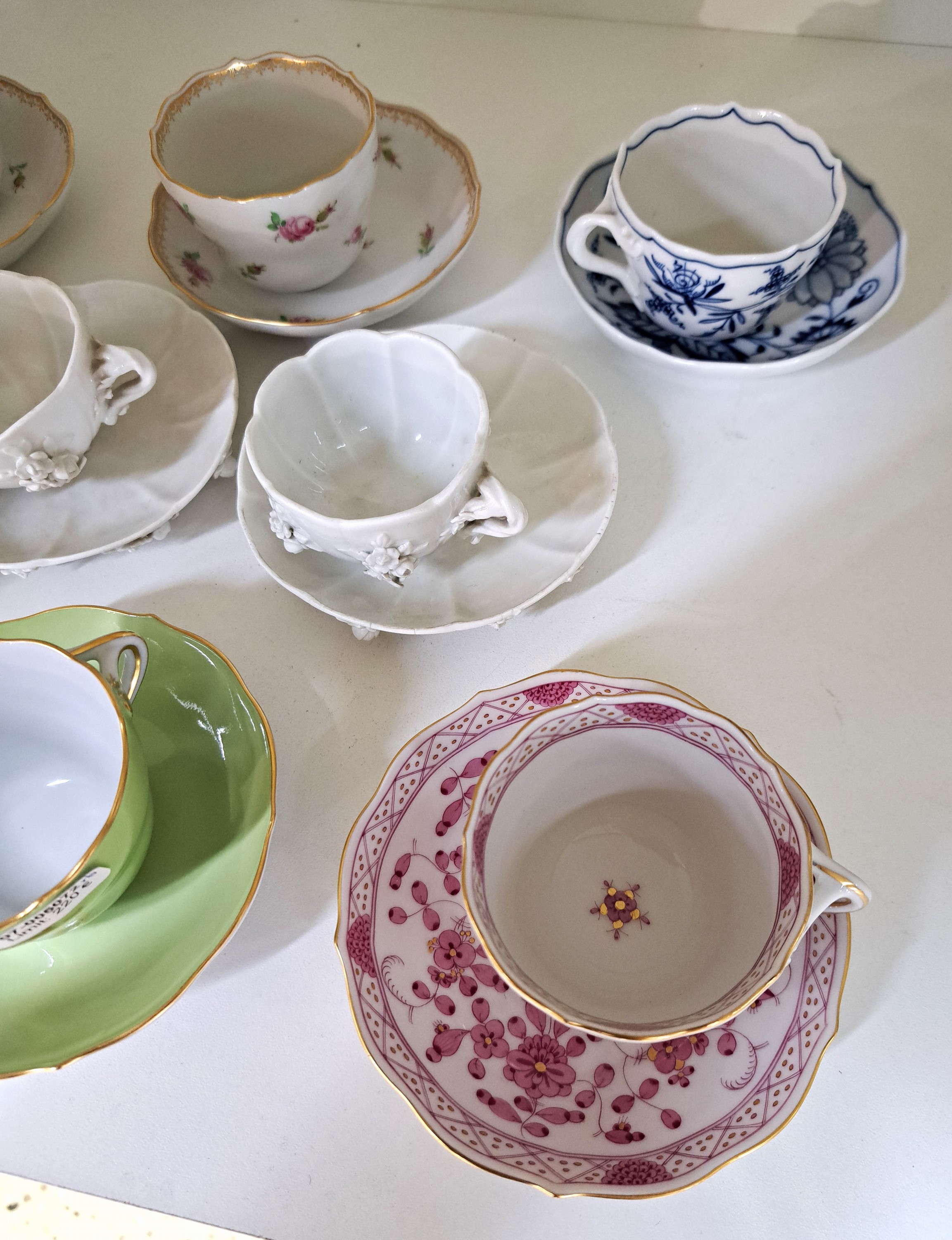 Detail a: 8 Mokkatassen mit Untertassen, Meissen, 20. Jh., versch. Dekore und Formen, u. Muschelrand, Neuer Ausschnitt, Vierpass, gestreute Blümchen, ...