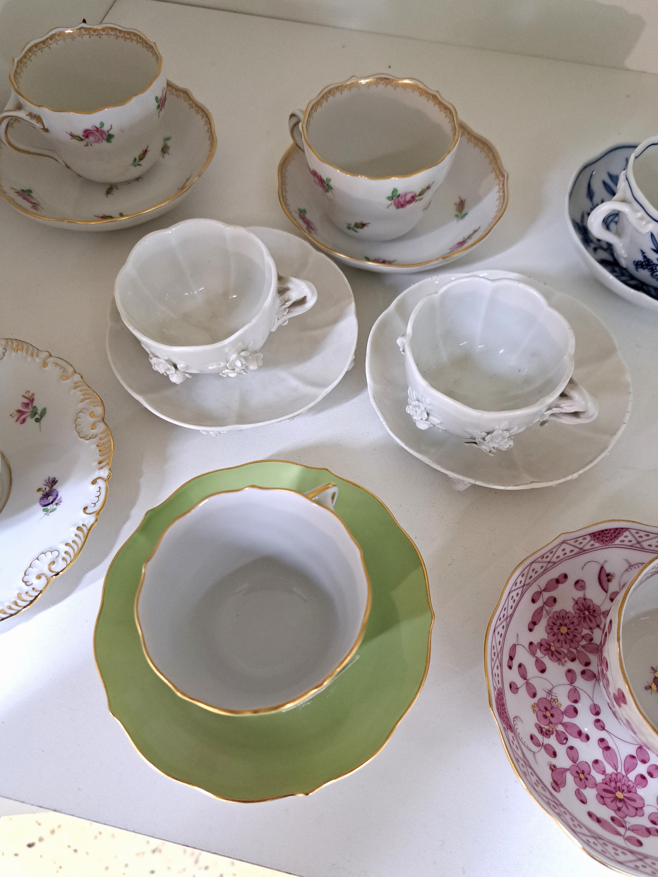 Detail b: 8 Mokkatassen mit Untertassen, Meissen, 20. Jh., versch. Dekore und Formen, u. Muschelrand, Neuer Ausschnitt, Vierpass, gestreute Blümchen, ...