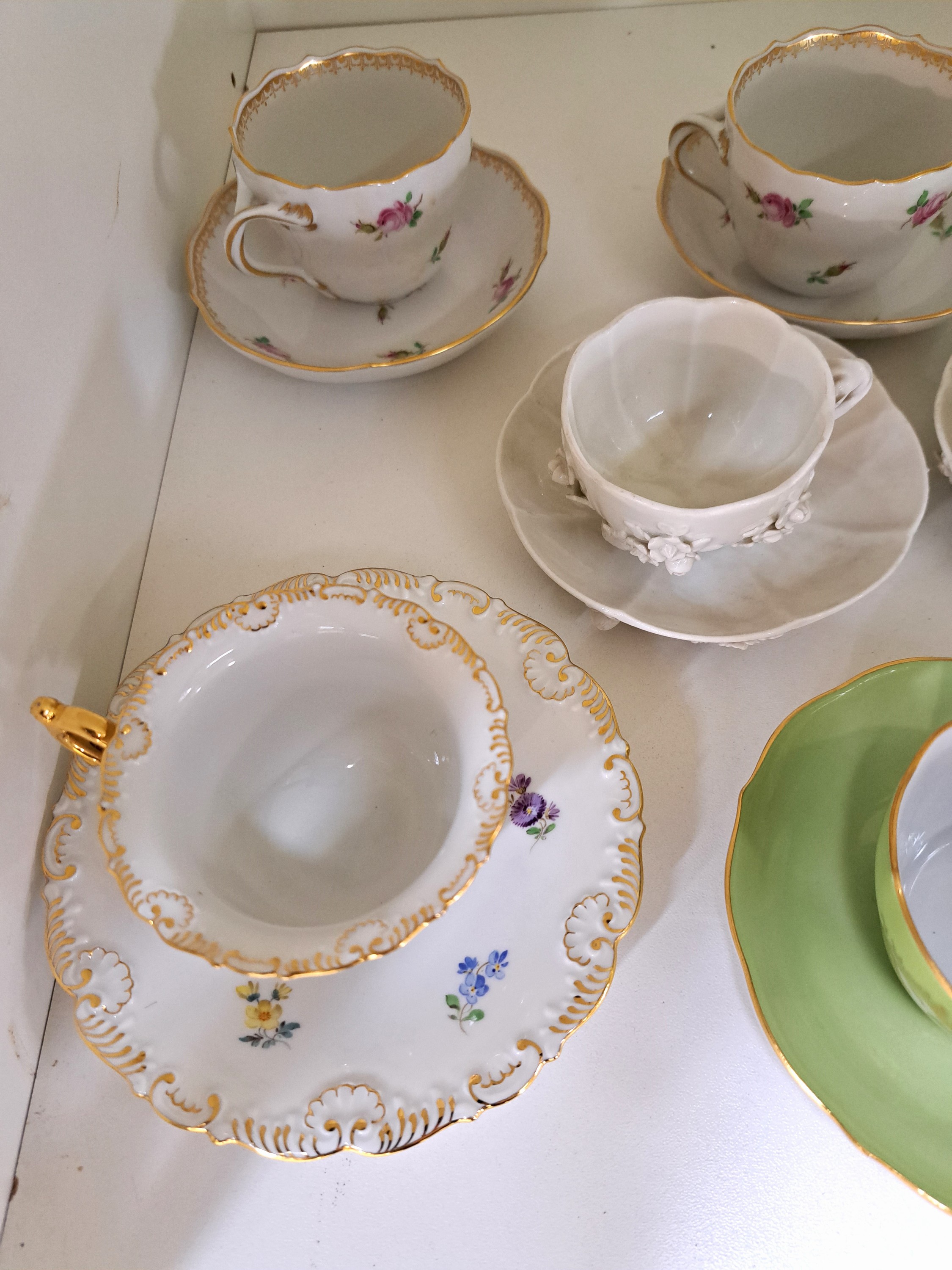Detail c: 8 Mokkatassen mit Untertassen, Meissen, 20. Jh., versch. Dekore und Formen, u. Muschelrand, Neuer Ausschnitt, Vierpass, gestreute Blümchen, ...