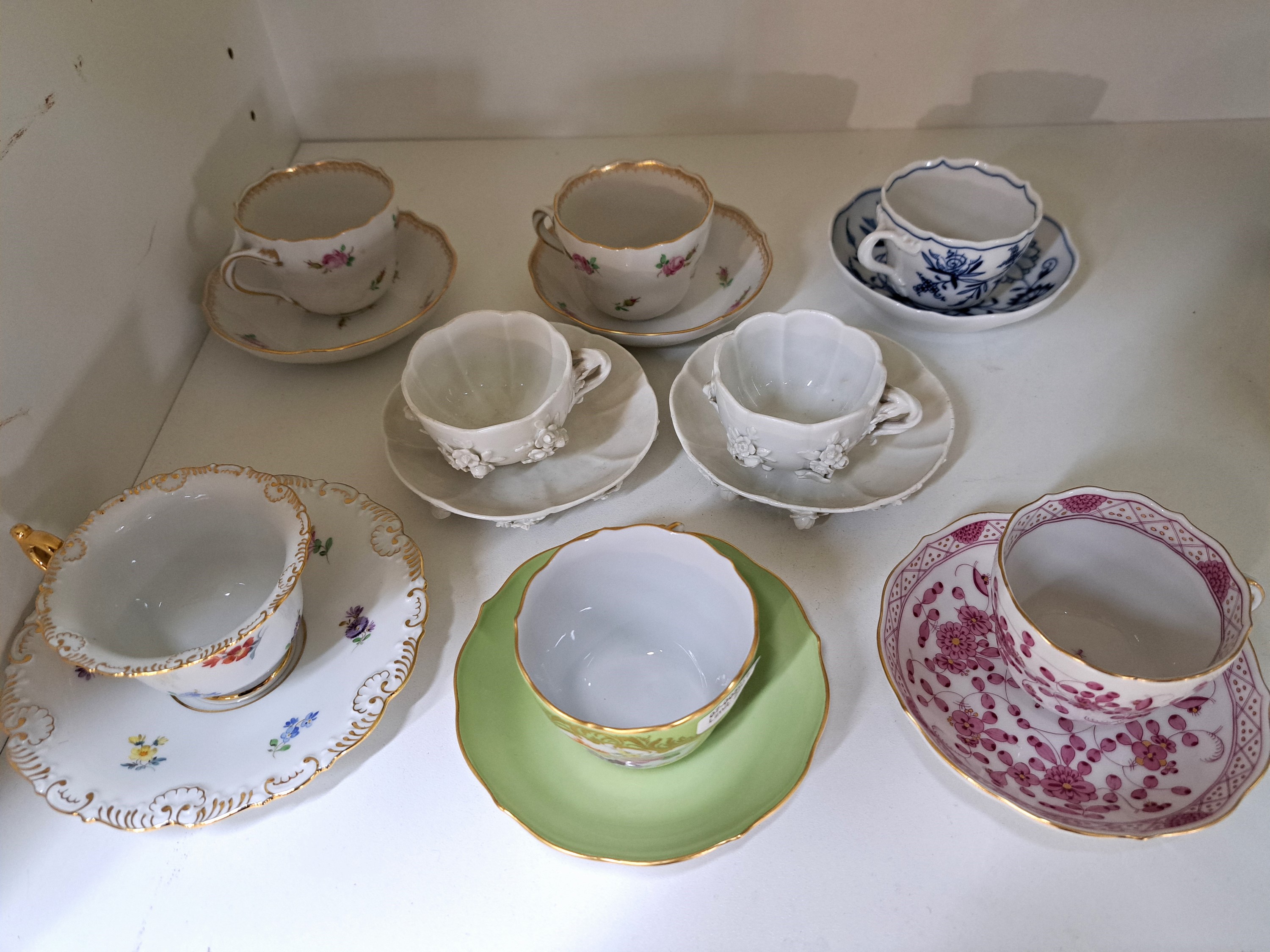 Detail d: 8 Mokkatassen mit Untertassen, Meissen, 20. Jh., versch. Dekore und Formen, u. Muschelrand, Neuer Ausschnitt, Vierpass, gestreute Blümchen, ...