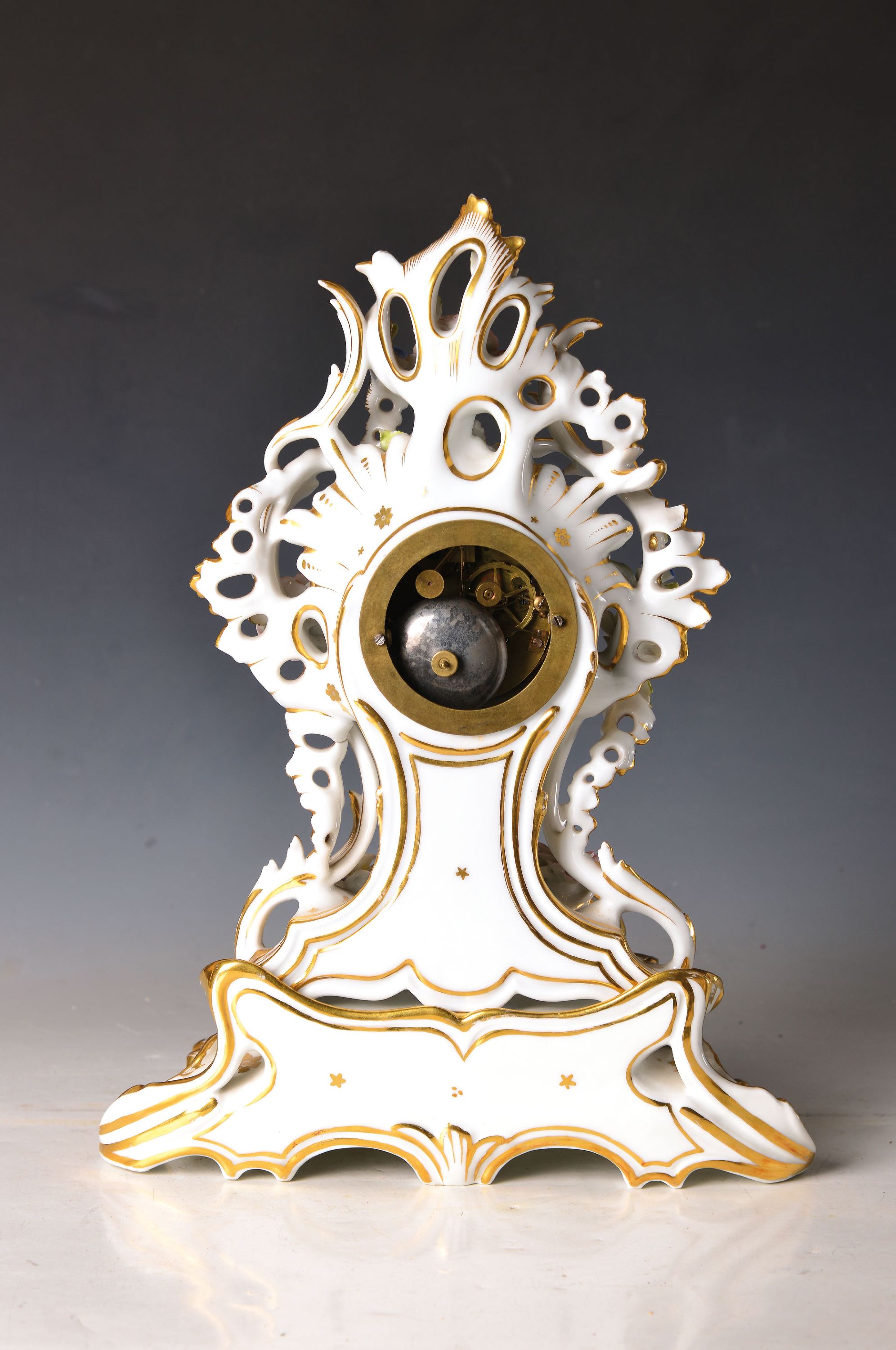 Detail a: Porzellanpendule, Frankreich, um, 1830, zweigeteiltes Porzellangehäuse im Rokokostil, bunt bemalt, mit aufgesetzten Streublumen, goldfarben gehöht, ...