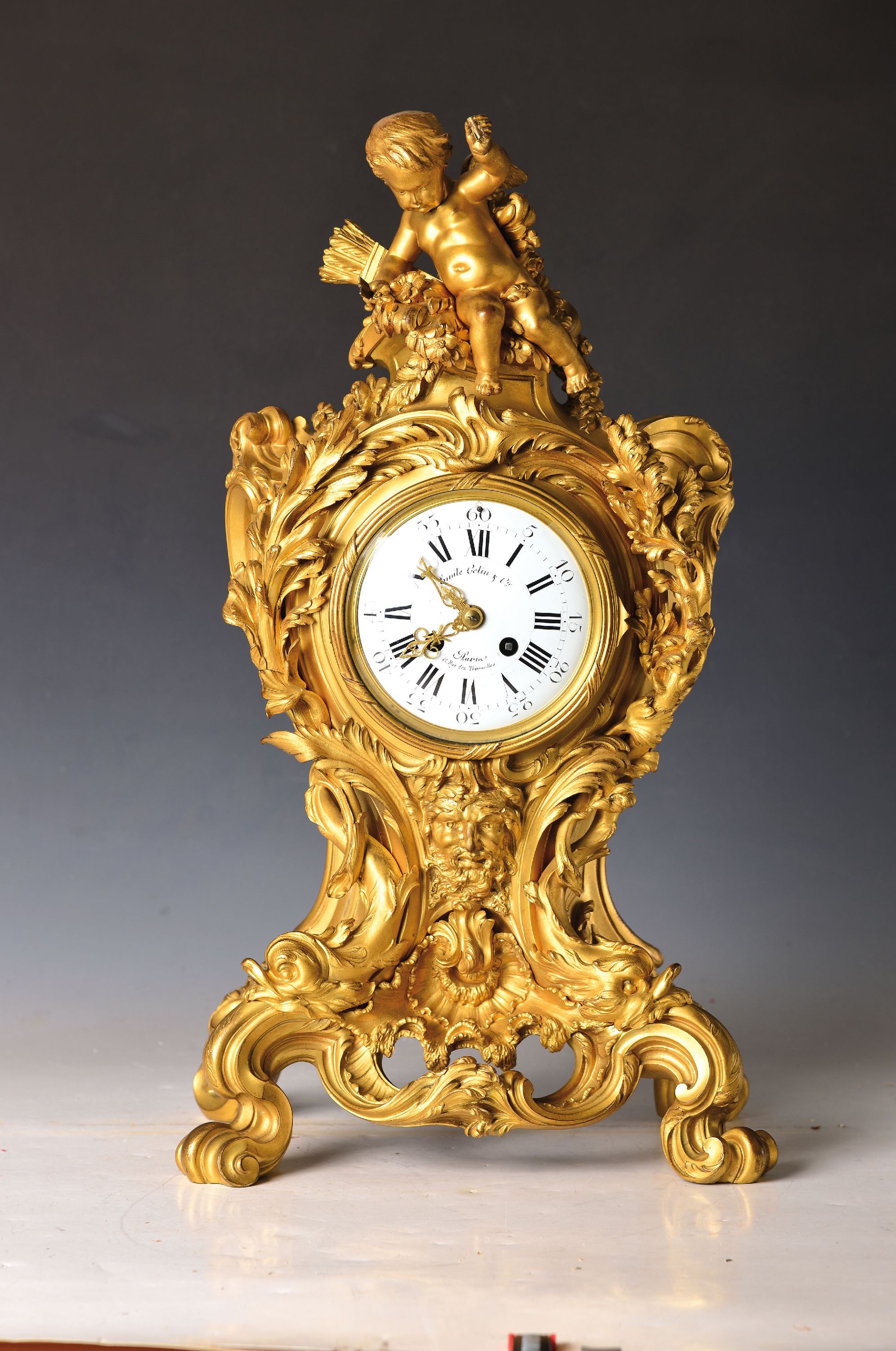 Detail a: Pendule, Emile Colin & Cie, Frankreich um 1880, reich verziertes Bronzegehäuse im Rokokostil mit alter Vergoldung (nachgedunkelt, partiell ber.), im ...