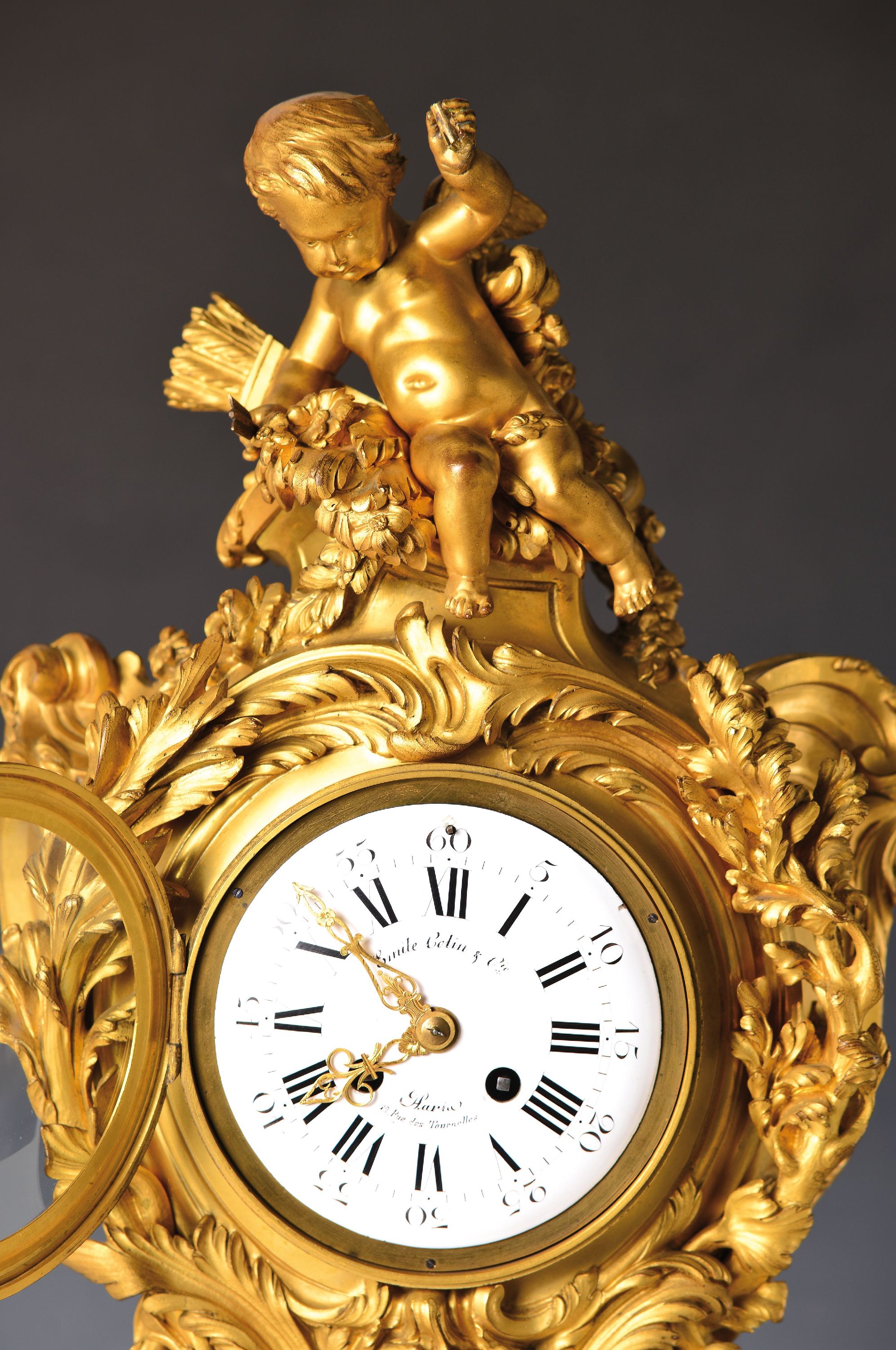 Detail b: Pendule, Emile Colin & Cie, Frankreich um 1880, reich verziertes Bronzegehäuse im Rokokostil mit alter Vergoldung (nachgedunkelt, partiell ber.), im ...
