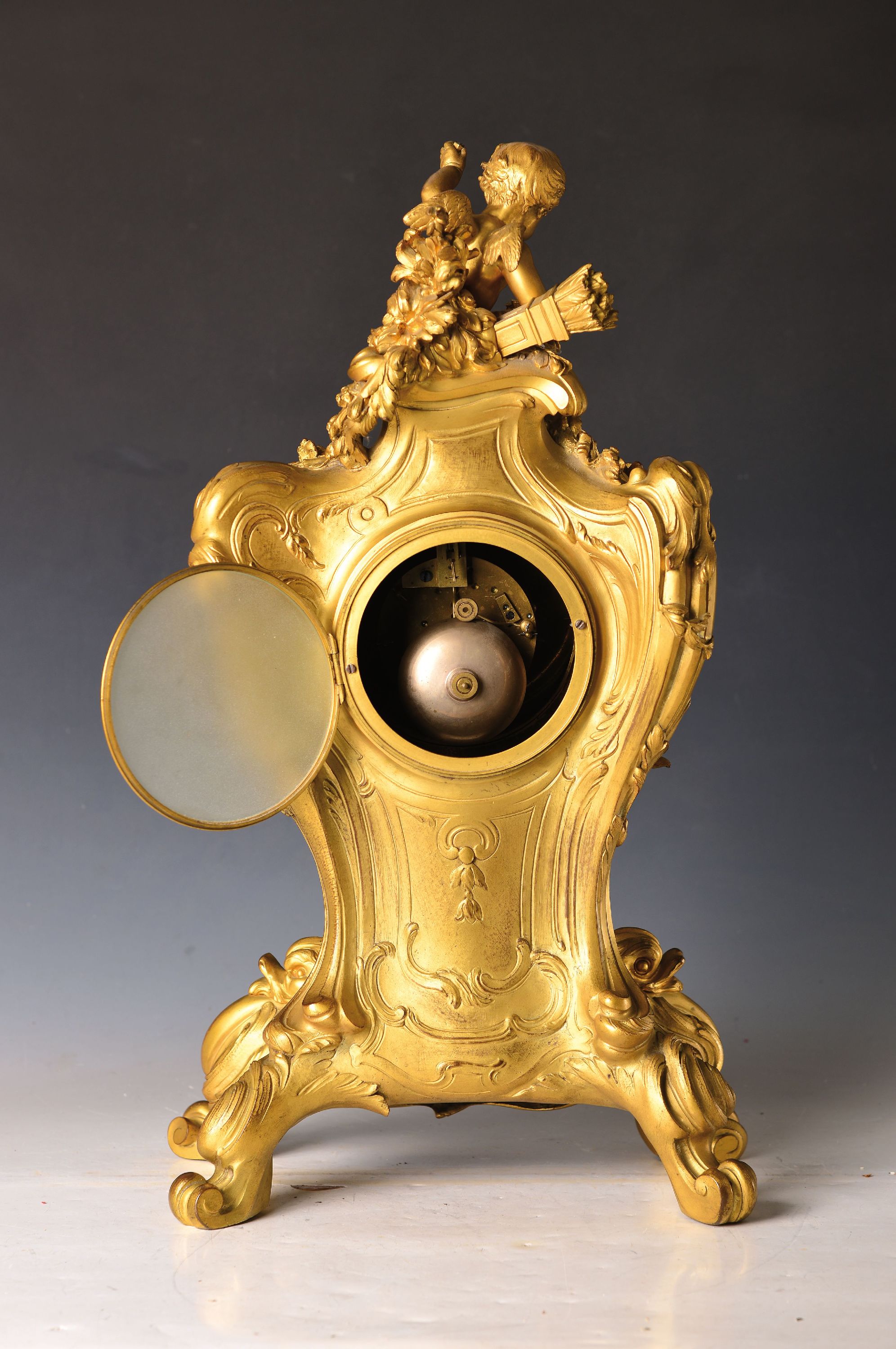 Detail c: Pendule, Emile Colin & Cie, Frankreich um 1880, reich verziertes Bronzegehäuse im Rokokostil mit alter Vergoldung (nachgedunkelt, partiell ber.), im ...