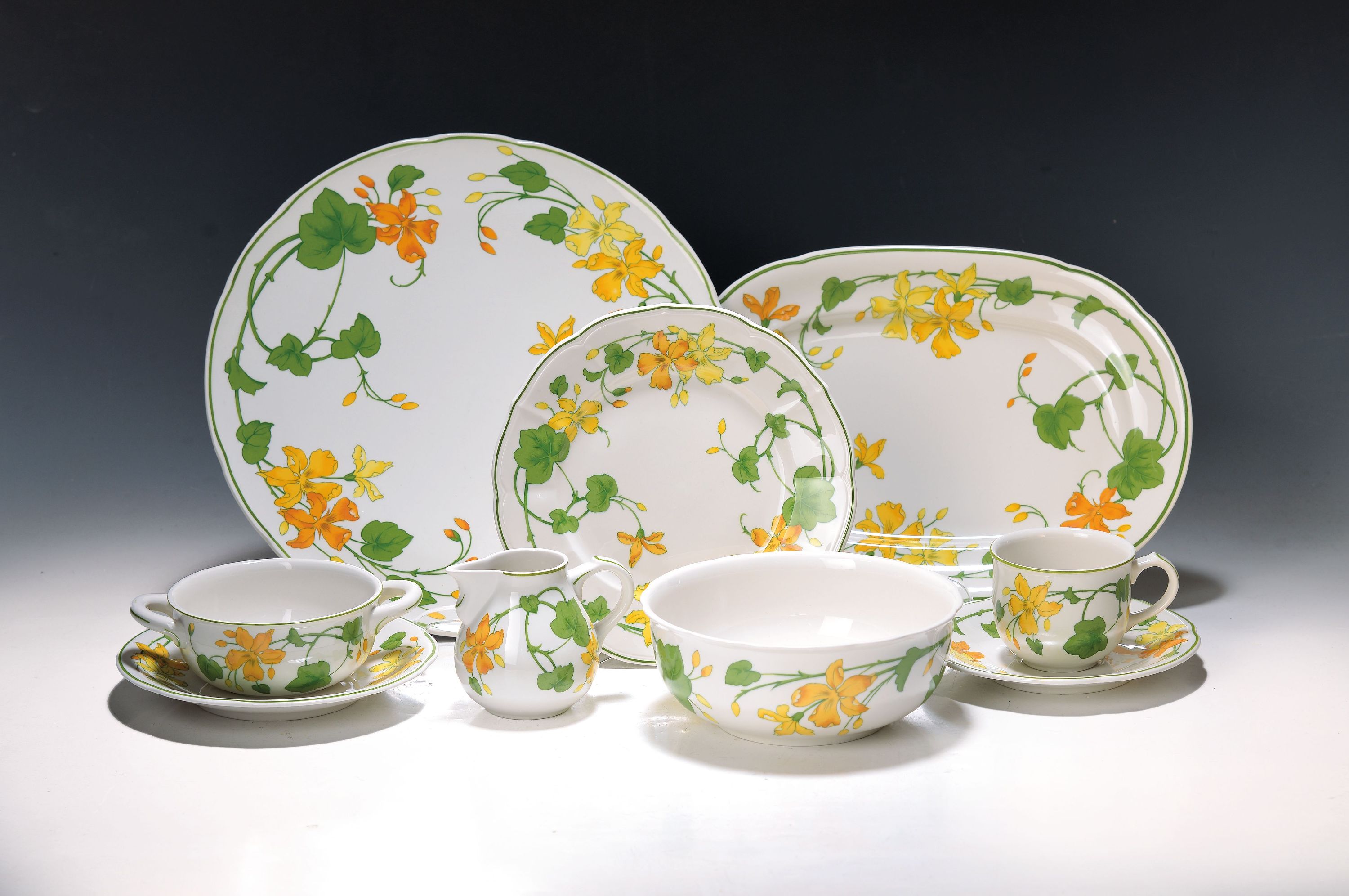Kaffee- und Speiseservice, Villeroy & Boch, Dekor Geranium, 16 flache Teller (einer best.), 16 Dessertteller (2 best.), 3 Suppentassen mit 4 ...