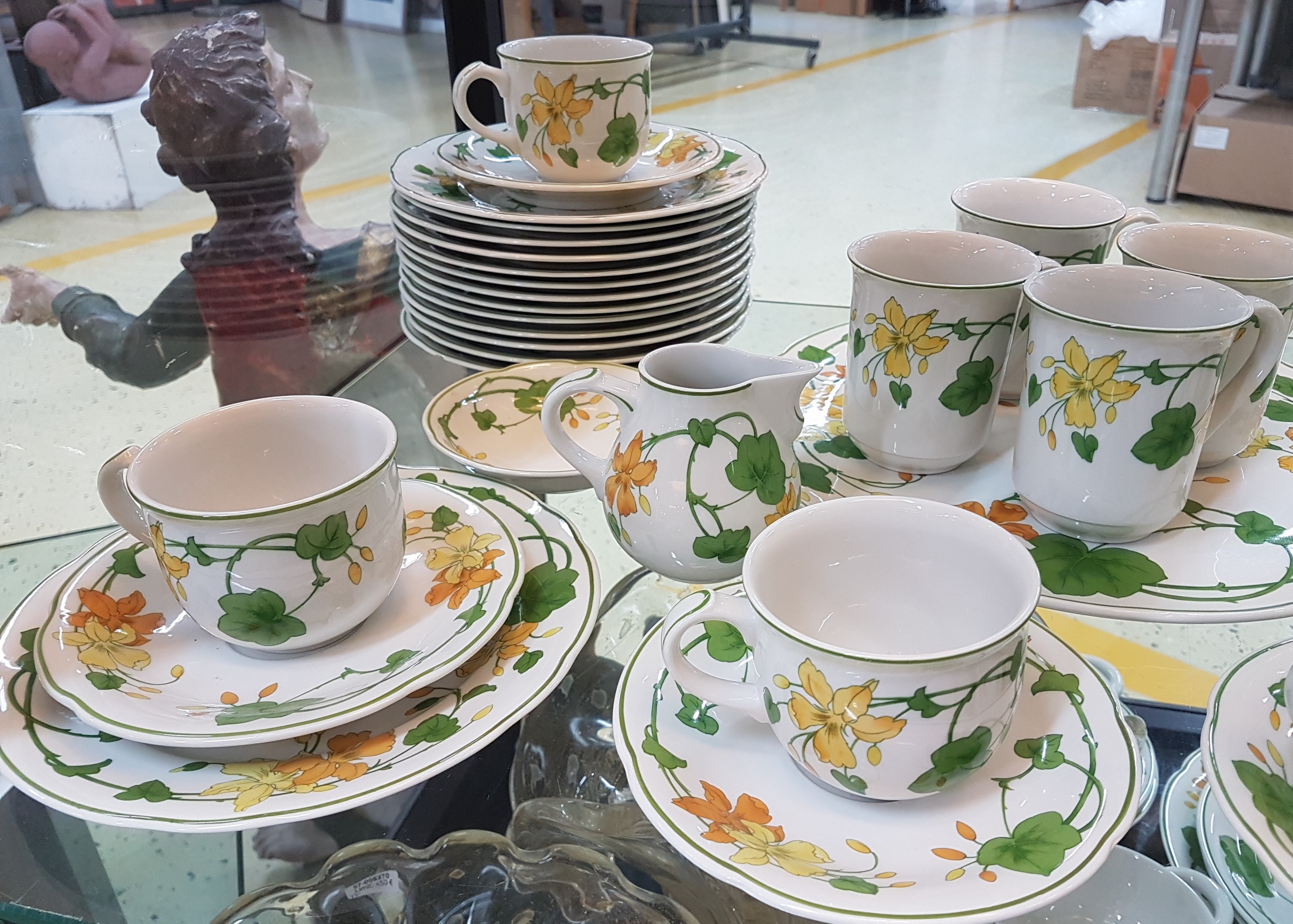 Detail a: Kaffee- und Speiseservice, Villeroy & Boch, Dekor Geranium, 16 flache Teller (einer best.), 16 Dessertteller (2 best.), 3 Suppentassen mit 4 ...