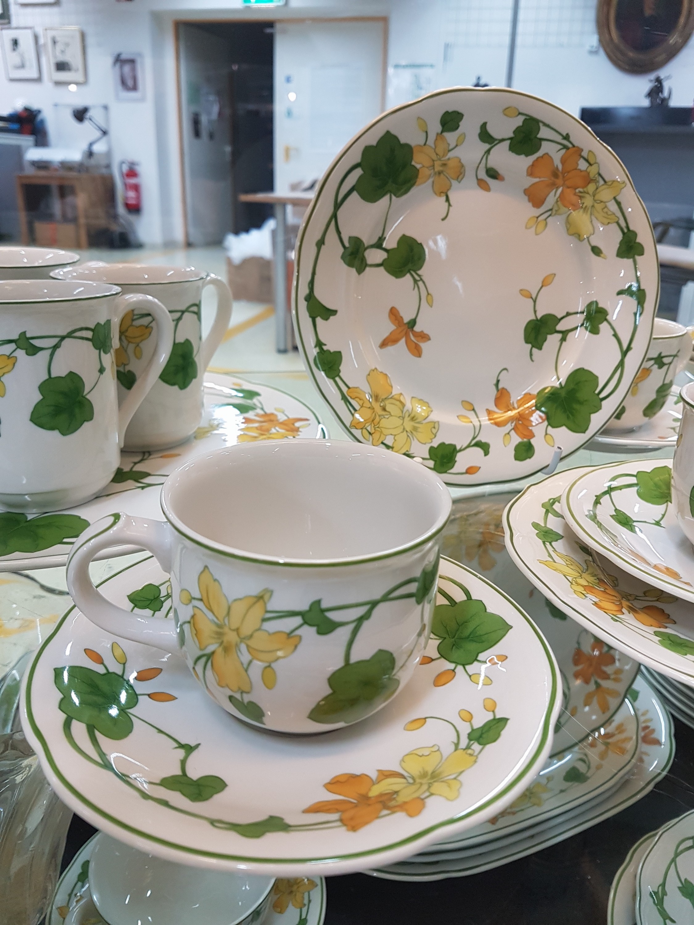 Detail b: Kaffee- und Speiseservice, Villeroy & Boch, Dekor Geranium, 16 flache Teller (einer best.), 16 Dessertteller (2 best.), 3 Suppentassen mit 4 ...