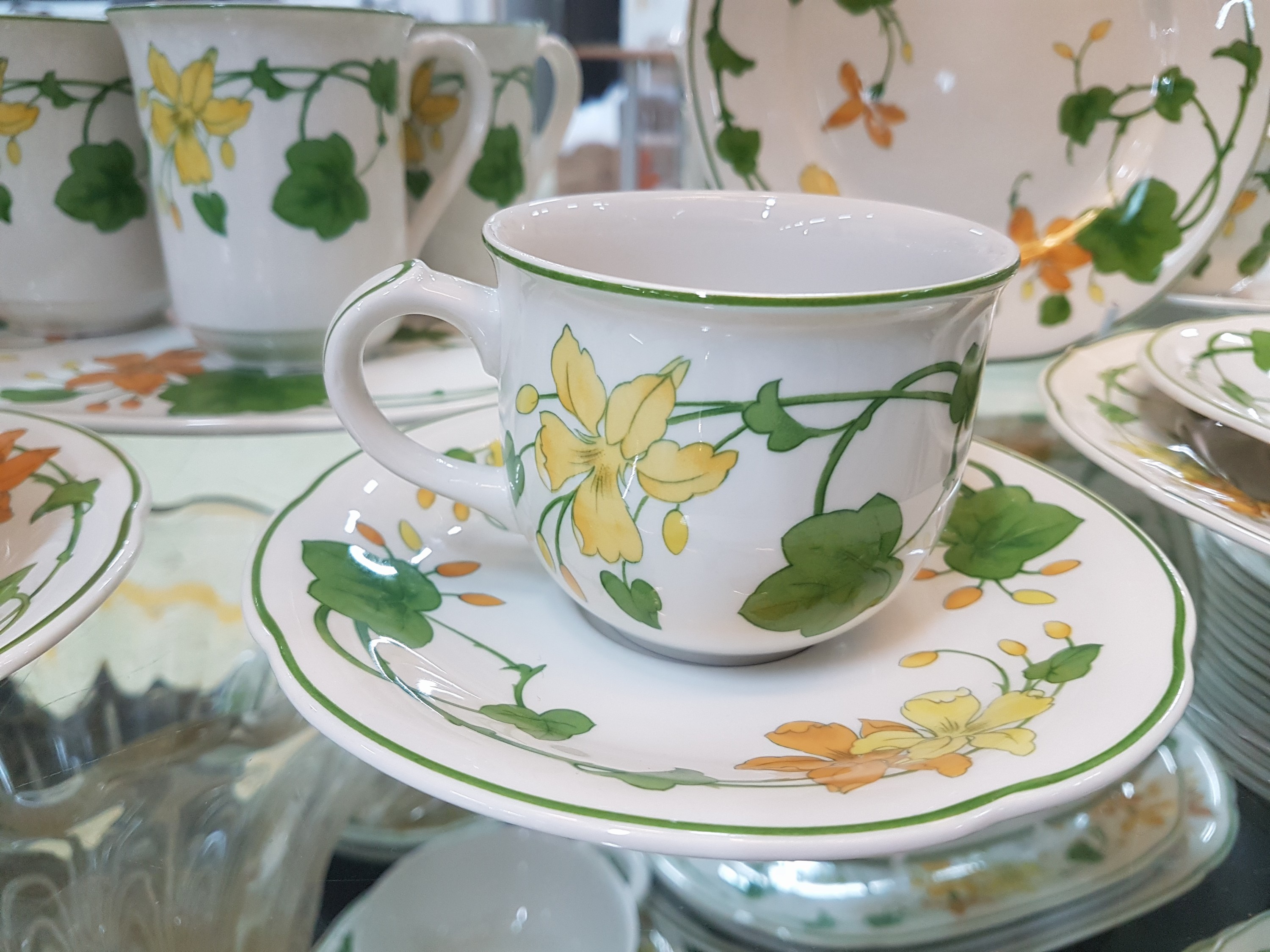 Detail c: Kaffee- und Speiseservice, Villeroy & Boch, Dekor Geranium, 16 flache Teller (einer best.), 16 Dessertteller (2 best.), 3 Suppentassen mit 4 ...