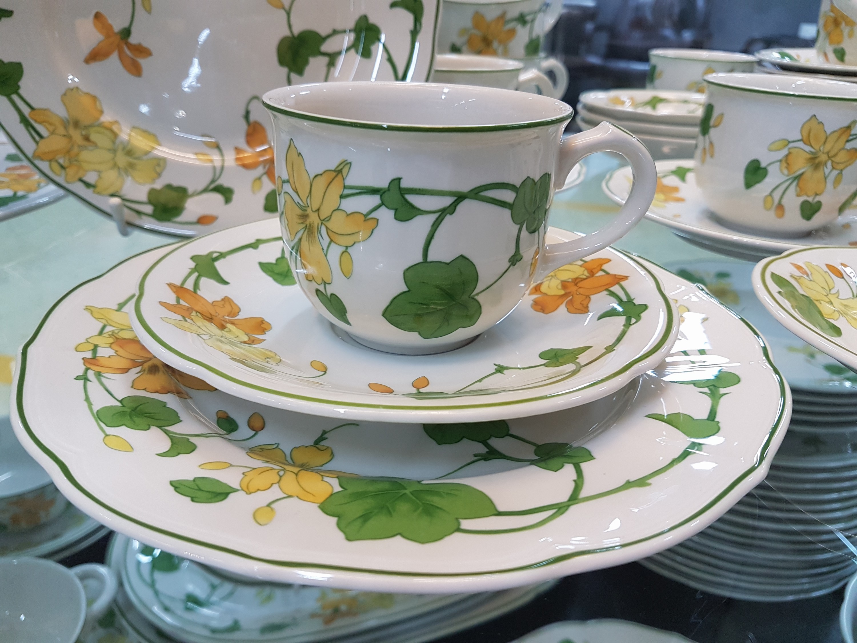 Detail d: Kaffee- und Speiseservice, Villeroy & Boch, Dekor Geranium, 16 flache Teller (einer best.), 16 Dessertteller (2 best.), 3 Suppentassen mit 4 ...
