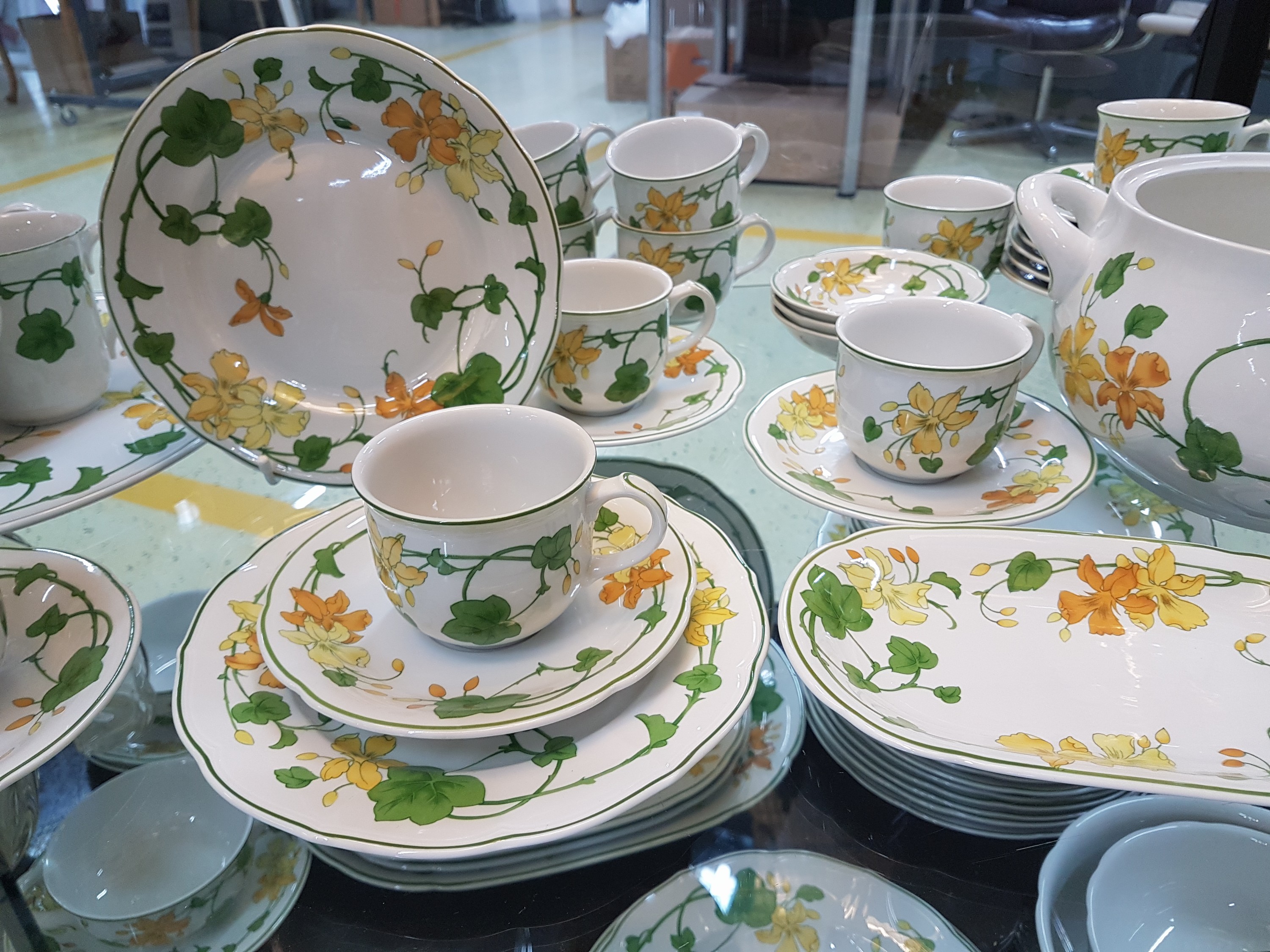 Detail e: Kaffee- und Speiseservice, Villeroy & Boch, Dekor Geranium, 16 flache Teller (einer best.), 16 Dessertteller (2 best.), 3 Suppentassen mit 4 ...