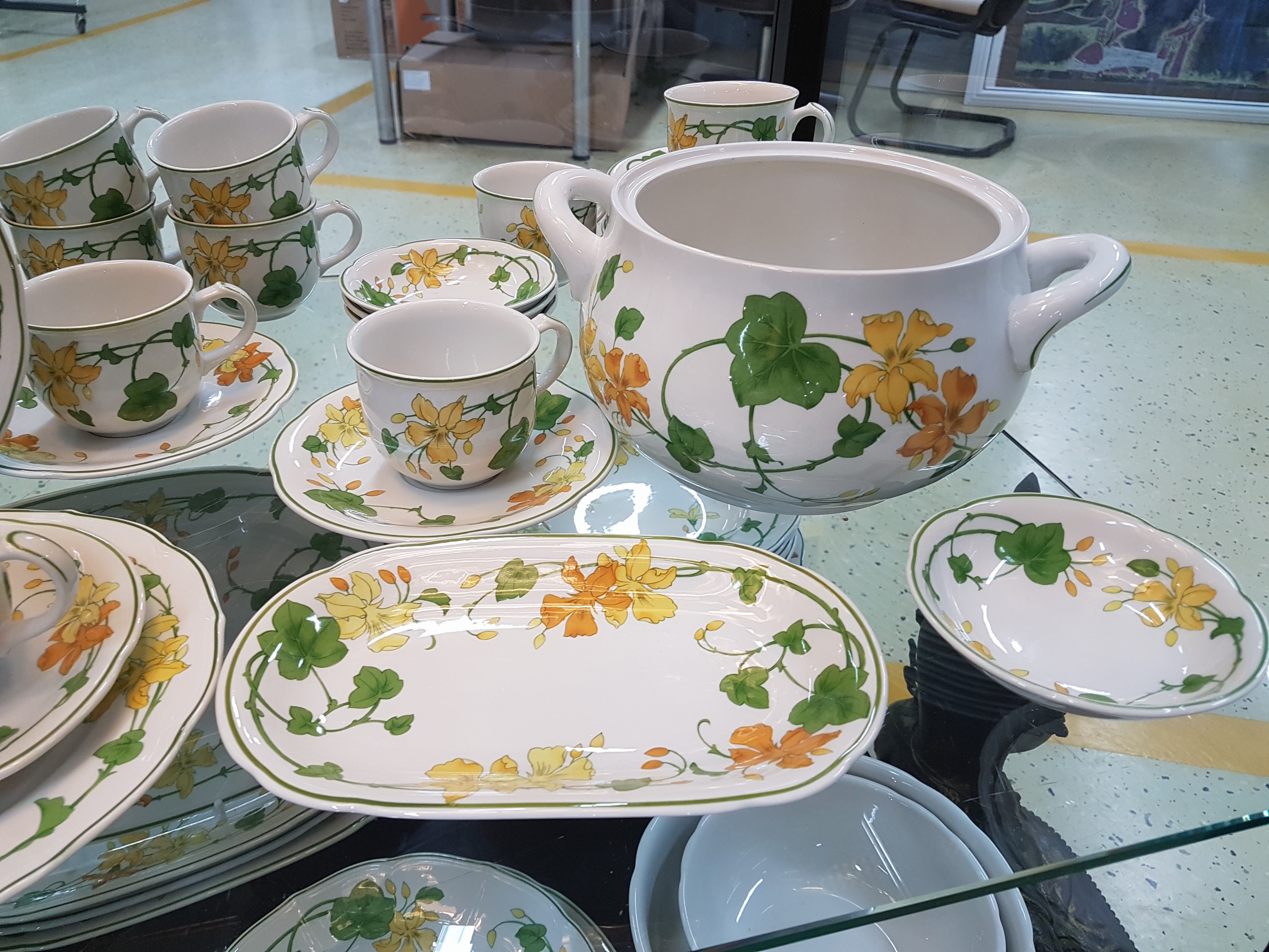 Detail f: Kaffee- und Speiseservice, Villeroy & Boch, Dekor Geranium, 16 flache Teller (einer best.), 16 Dessertteller (2 best.), 3 Suppentassen mit 4 ...