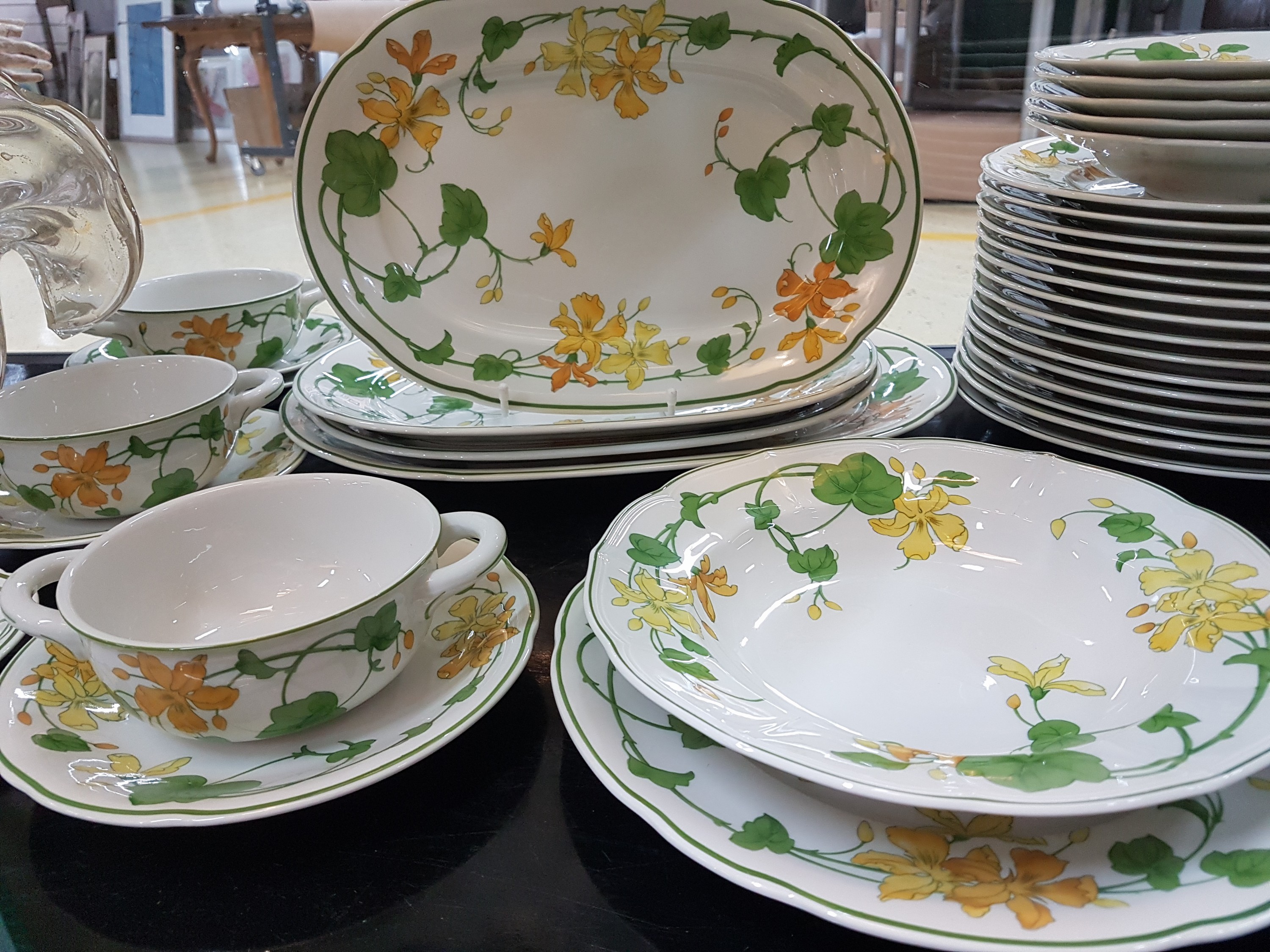 Detail g: Kaffee- und Speiseservice, Villeroy & Boch, Dekor Geranium, 16 flache Teller (einer best.), 16 Dessertteller (2 best.), 3 Suppentassen mit 4 ...