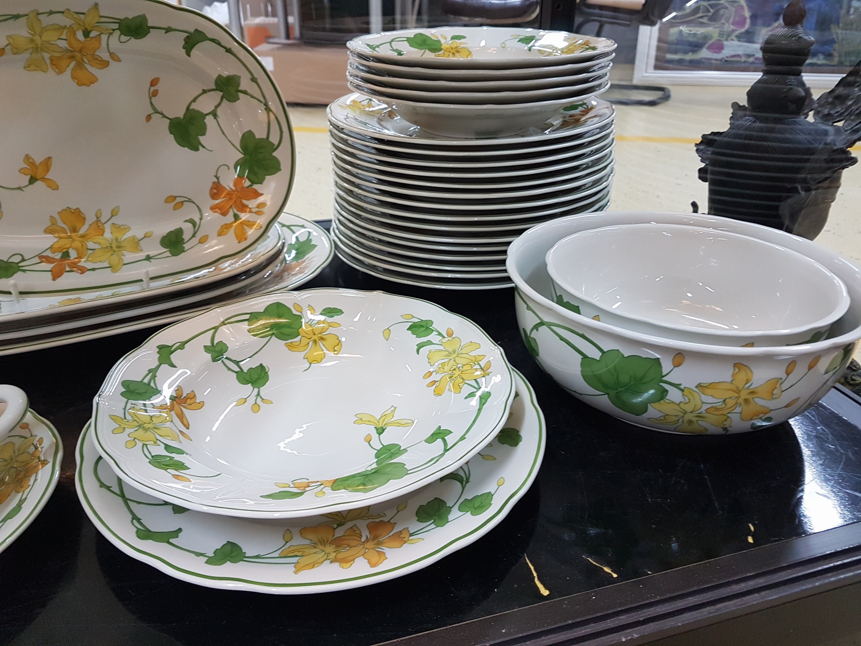 Detail h: Kaffee- und Speiseservice, Villeroy & Boch, Dekor Geranium, 16 flache Teller (einer best.), 16 Dessertteller (2 best.), 3 Suppentassen mit 4 ...
