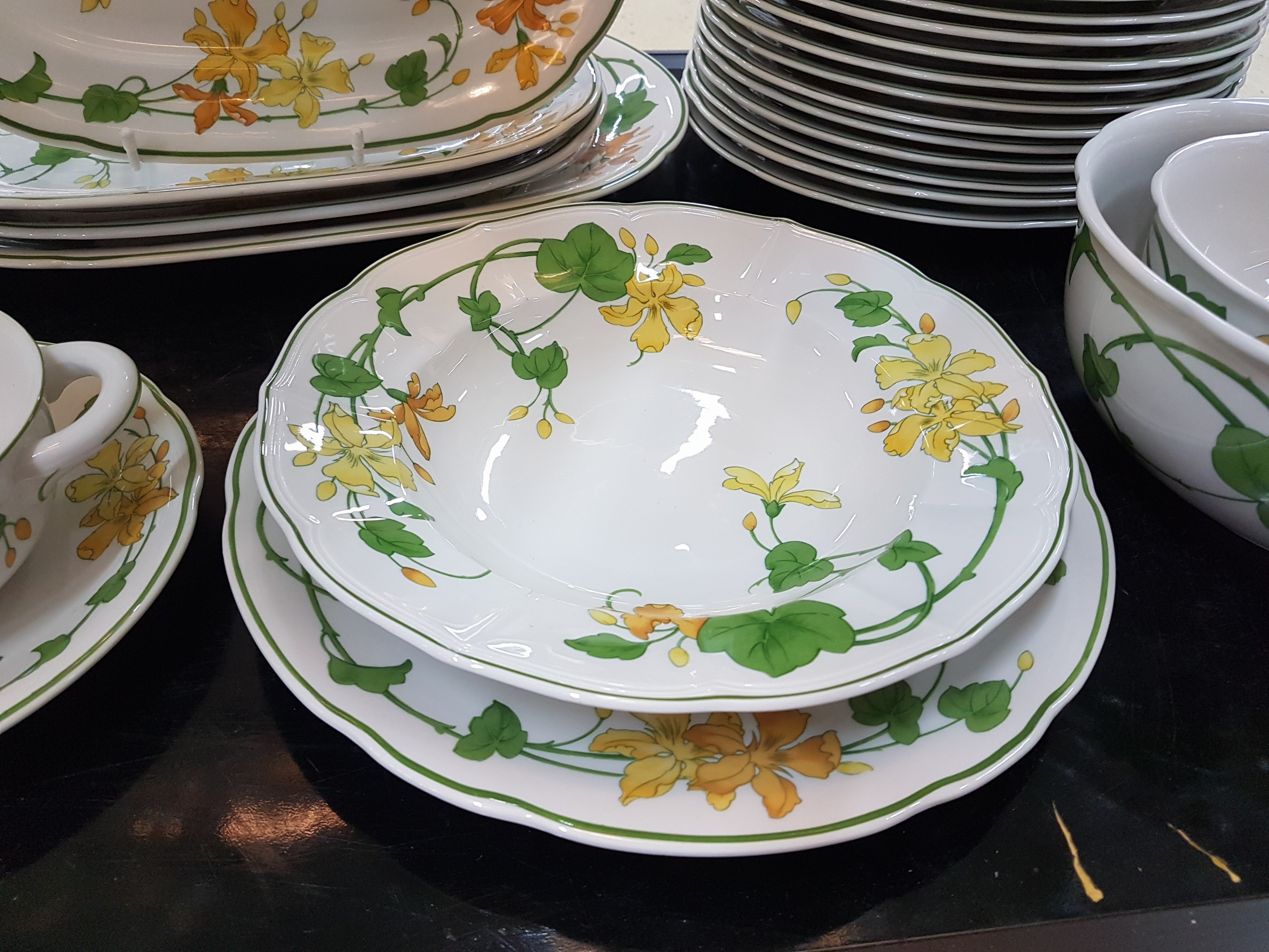 Detail i: Kaffee- und Speiseservice, Villeroy & Boch, Dekor Geranium, 16 flache Teller (einer best.), 16 Dessertteller (2 best.), 3 Suppentassen mit 4 ...