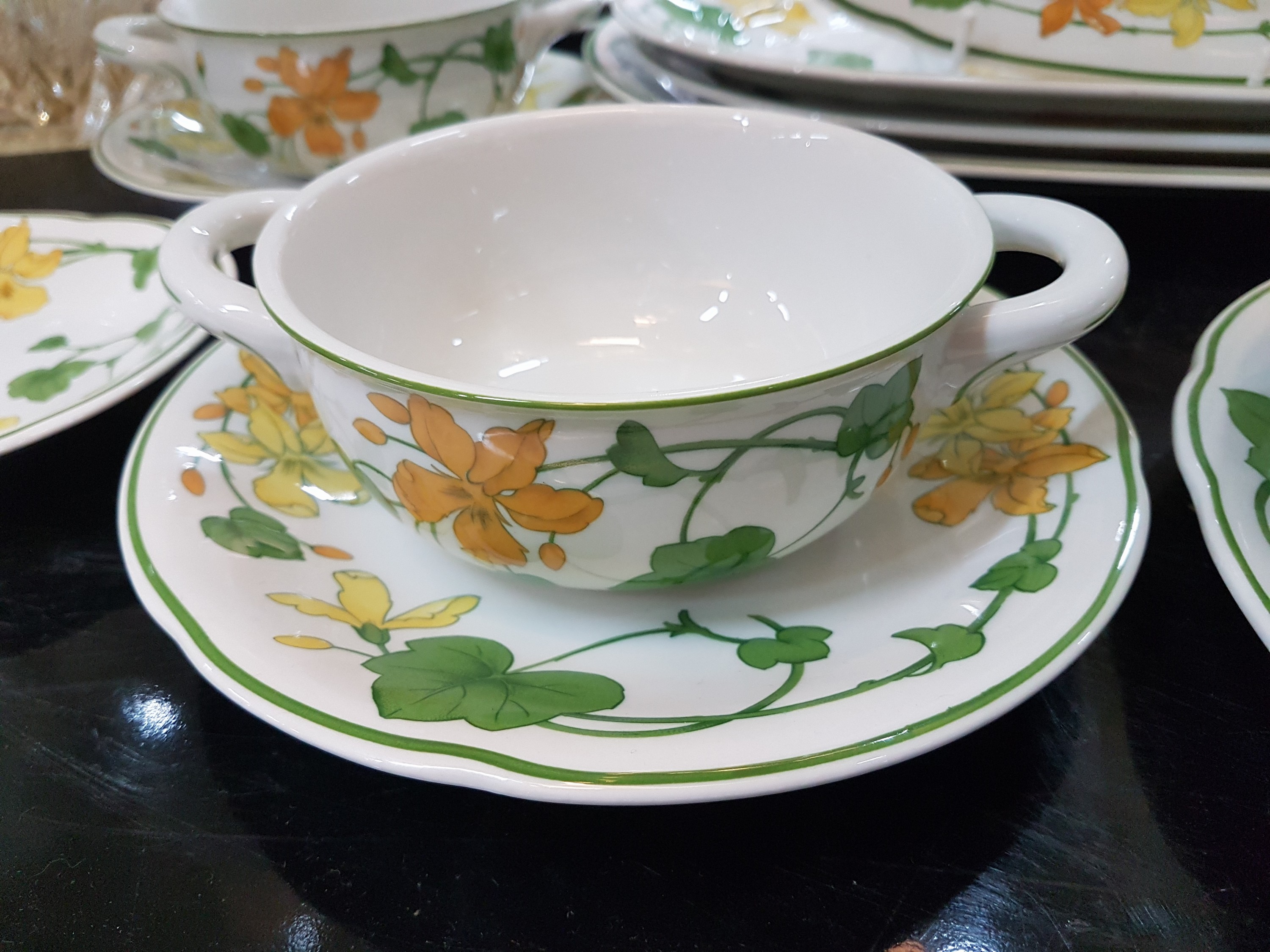 Detail j: Kaffee- und Speiseservice, Villeroy & Boch, Dekor Geranium, 16 flache Teller (einer best.), 16 Dessertteller (2 best.), 3 Suppentassen mit 4 ...