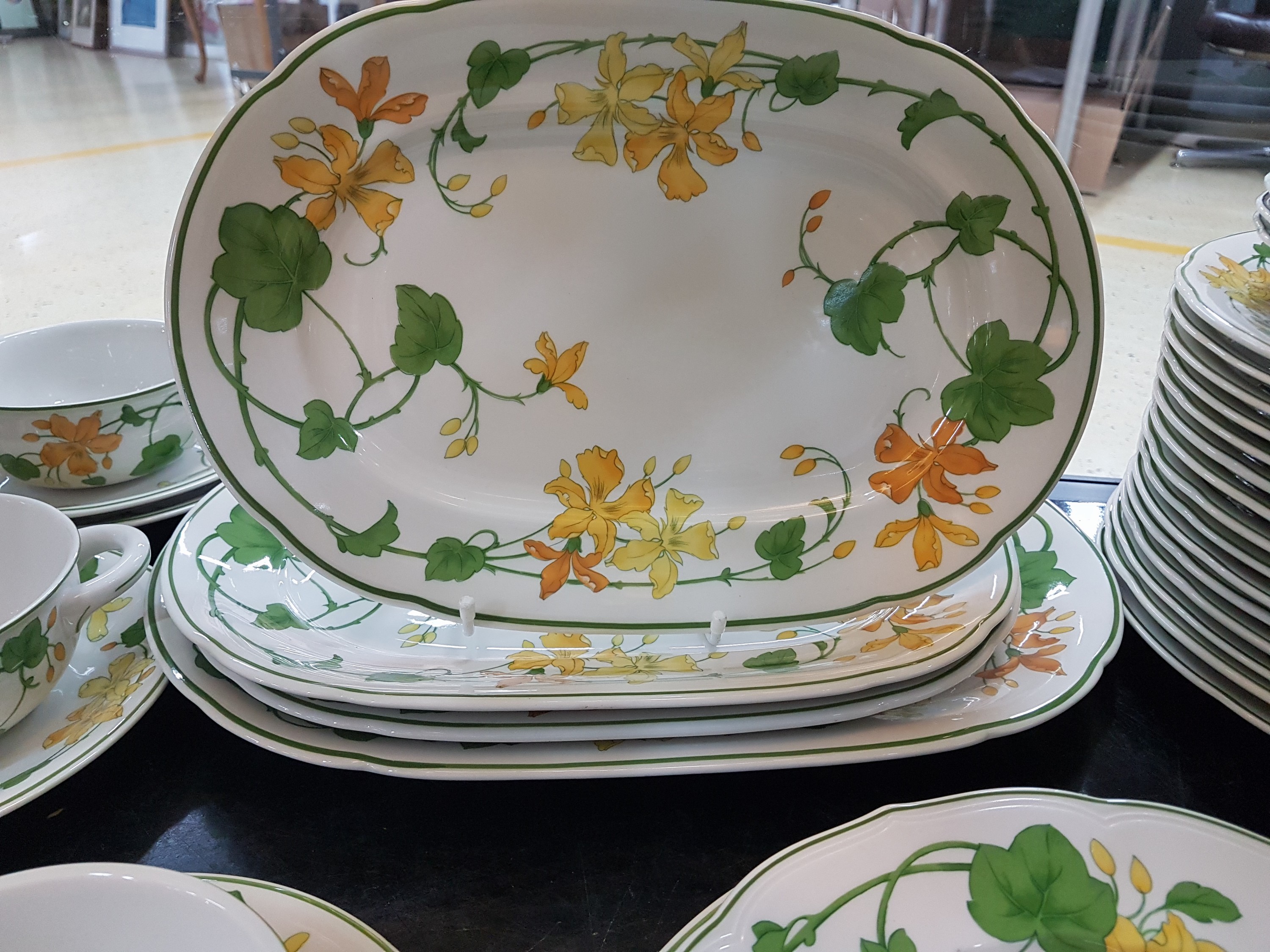 Detail k: Kaffee- und Speiseservice, Villeroy & Boch, Dekor Geranium, 16 flache Teller (einer best.), 16 Dessertteller (2 best.), 3 Suppentassen mit 4 ...