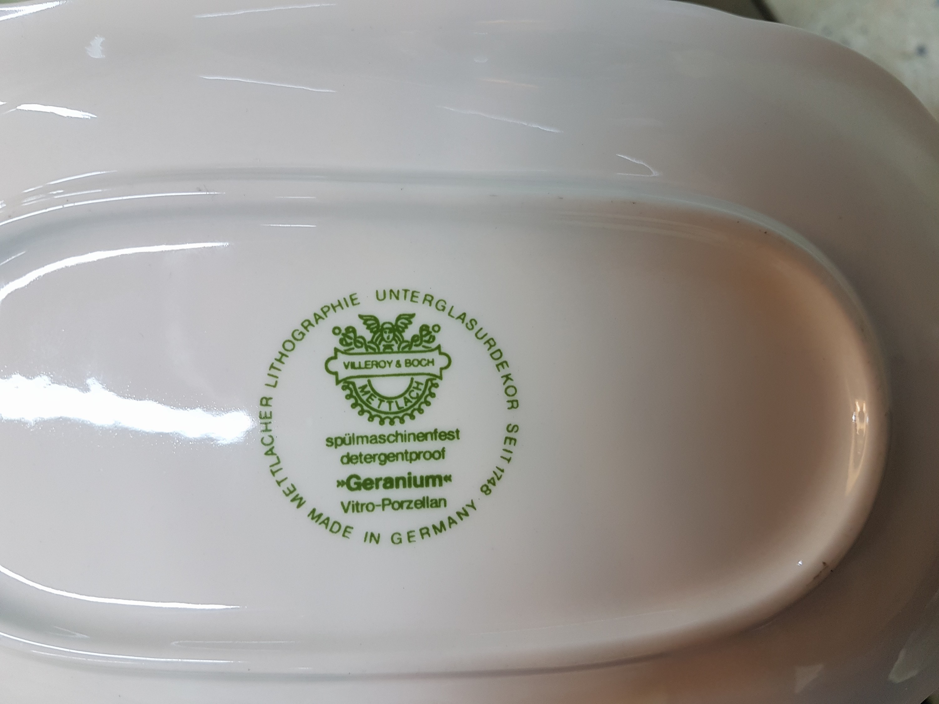 Detail l: Kaffee- und Speiseservice, Villeroy & Boch, Dekor Geranium, 16 flache Teller (einer best.), 16 Dessertteller (2 best.), 3 Suppentassen mit 4 ...