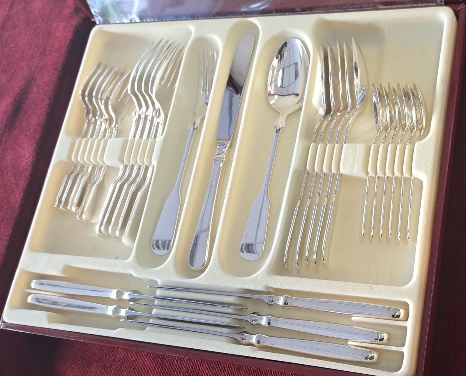 Detail b: Umfangreiches Tafelbesteck, Robbe & Berking, Silberbesteck, "Spaten", Sterlingsilber, 12 Menuemesser, 12 Menuegabeln, 12 Menülöffel, 12 ...