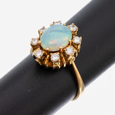 Image 26960534 - 18 kt Gold Opal-Brillant-Ring, GG 750/000, mittig ovaler Opal-Cabochon ca. 0.98 ct, ...