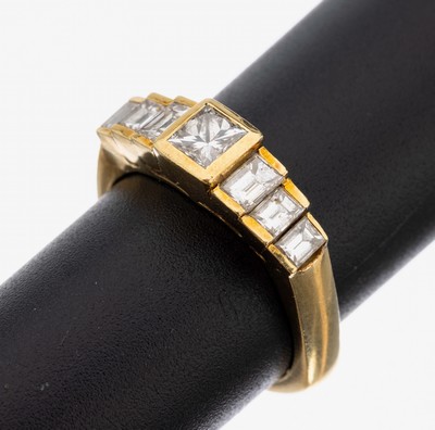Image 26960544 - 18 kt Gold Diamant-Ring, GG 750/000, getreppter Aufbau, mittig Princess Cut Diamantca. ...
