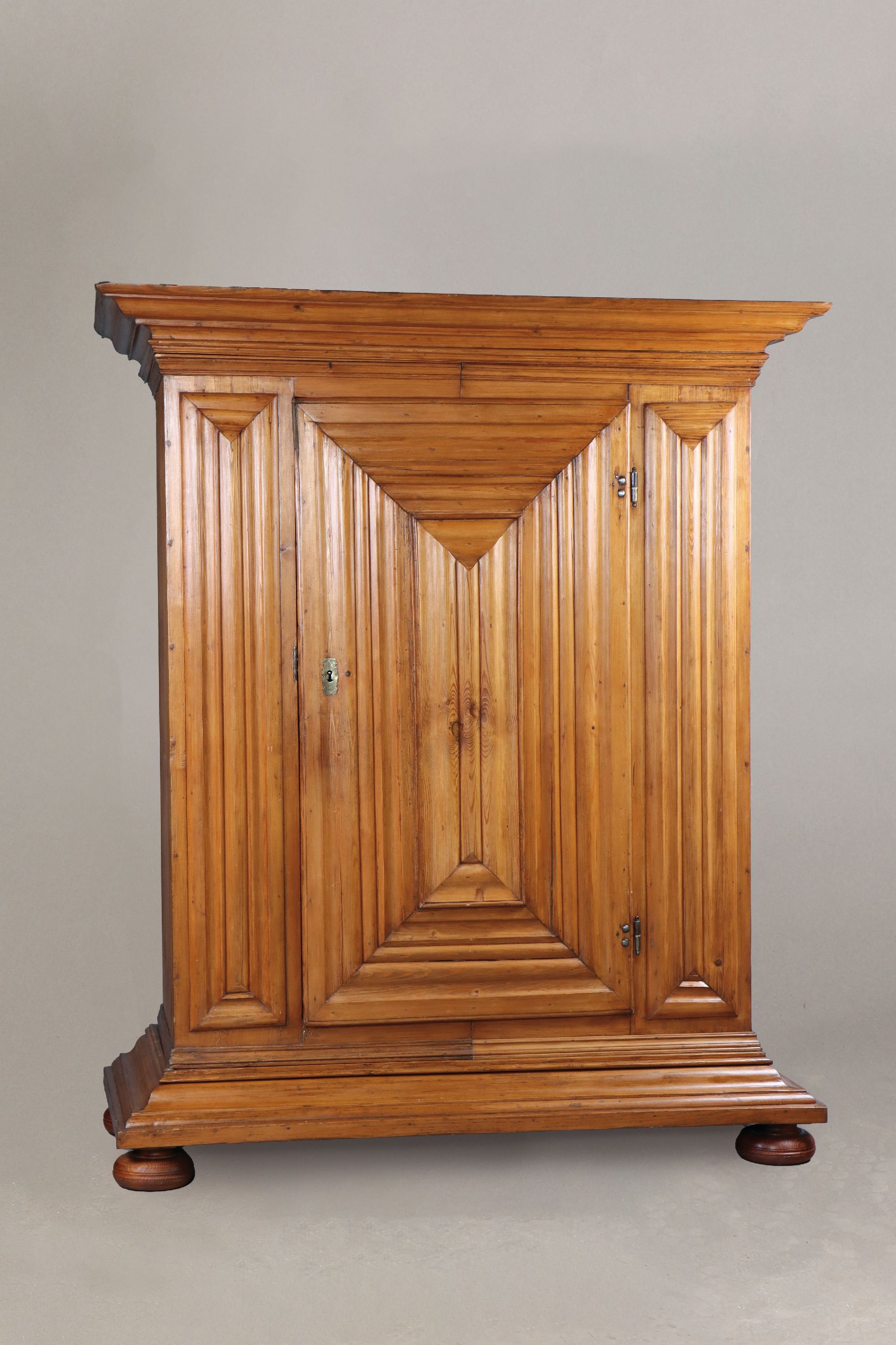 Frankfurter Wellenschrank/Spaltschrank, wohl Hessen, um 1750, Fichte massiv, kräftig ausgewogenes Wellenprofil, orig. Schloss und orig. Schlüssel, ...