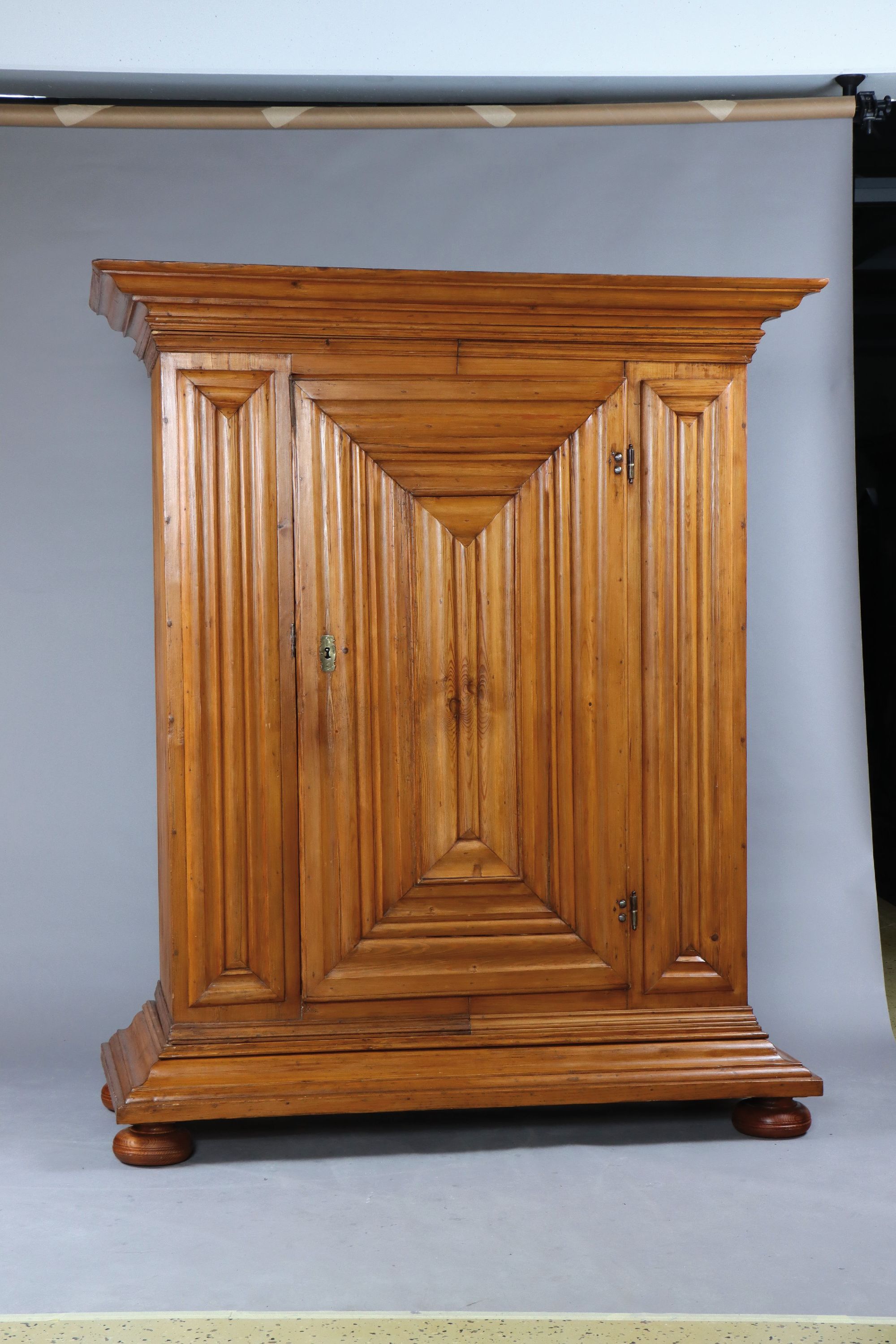 Detail a: Frankfurter Wellenschrank/Spaltschrank, wohl Hessen, um 1750, Fichte massiv, kräftig ausgewogenes Wellenprofil, orig. Schloss und orig. Schlüssel, ...