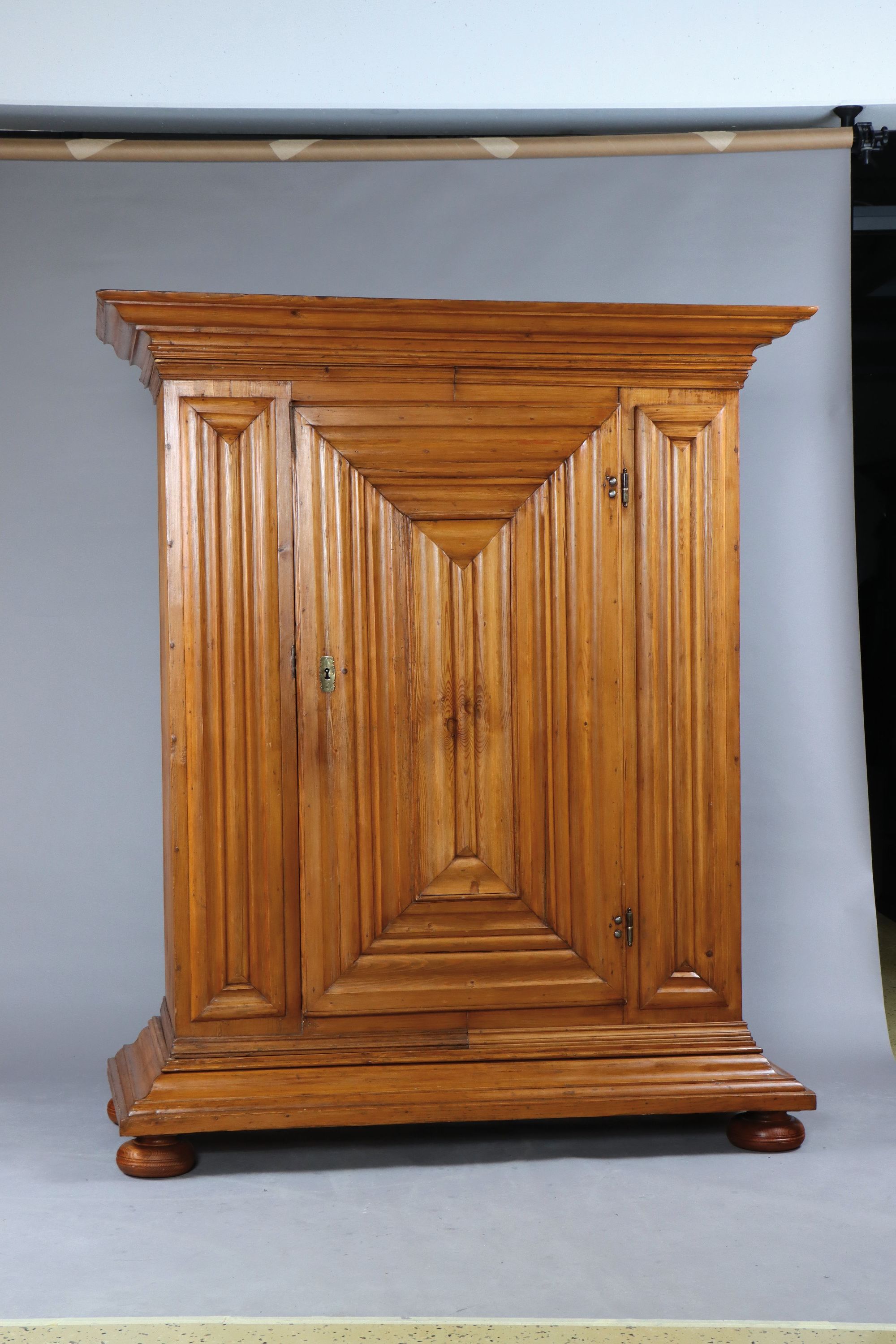 Detail b: Frankfurter Wellenschrank/Spaltschrank, wohl Hessen, um 1750, Fichte massiv, kräftig ausgewogenes Wellenprofil, orig. Schloss und orig. Schlüssel, ...