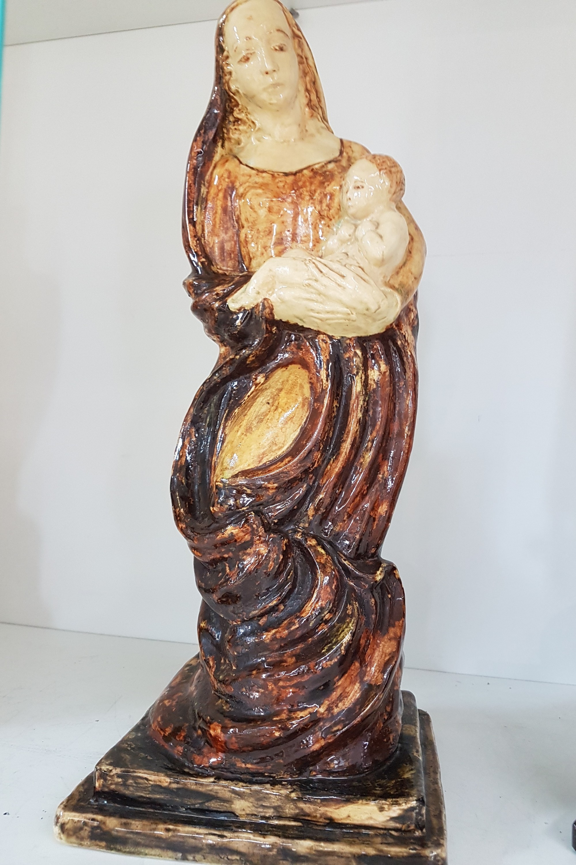 Detail a: Keramikfigur/Heiligenfigur, Fayence, wohl 30er Jahre, Mutter Gottes mit Jesuskind, in Erdtönen staffiert, H. ca. 45 cm