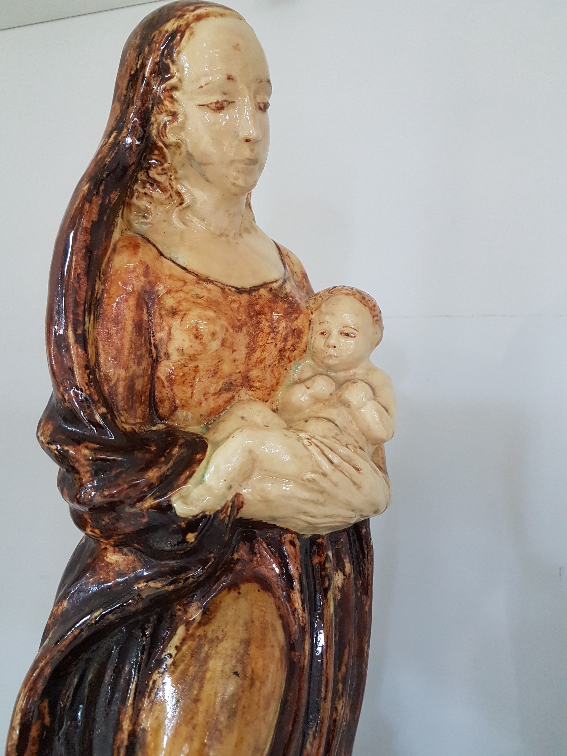 Detail f: Keramikfigur/Heiligenfigur, Fayence, wohl 30er Jahre, Mutter Gottes mit Jesuskind, in Erdtönen staffiert, H. ca. 45 cm
