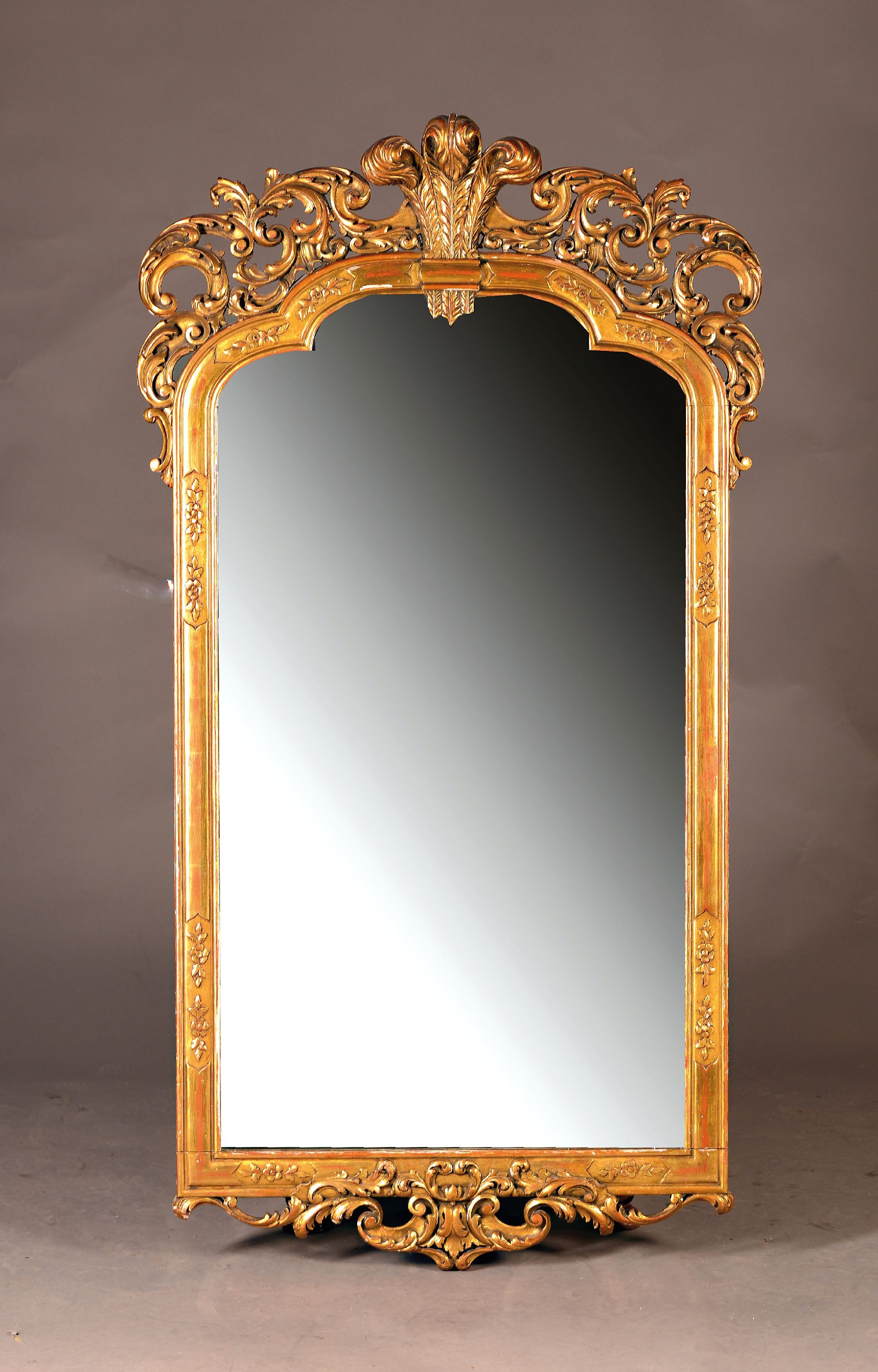 Spiegel im Barock-Stil, um 1900, Holz blattvergoldet, aufwendige Bekrönung, z.T. berieben,