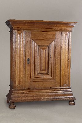 Image Frankfurter Wellenschrank, wohl Hessen, um 1750, Eiche massiv, eintürig, ...