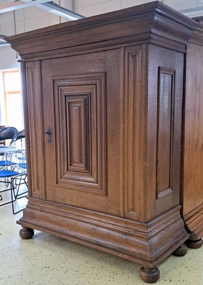 26960619a - Frankfurter Wellenschrank, wohl Hessen, um 1750, Eiche massiv, eintürig, ...
